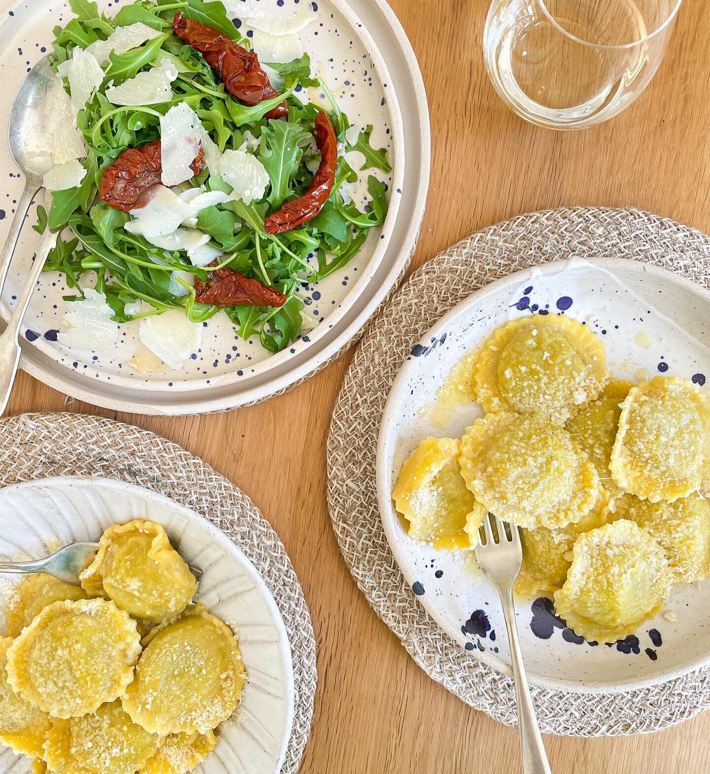 Its been a long time since I made ravioli, but thanks to @latuapasta sending me their new Artichoke and Parsley Sunflower Ravioli, I didn't have to make my own to enjoy this delicious lunch 😋 

This pretty ravioli is filled with seasonal artichokes,