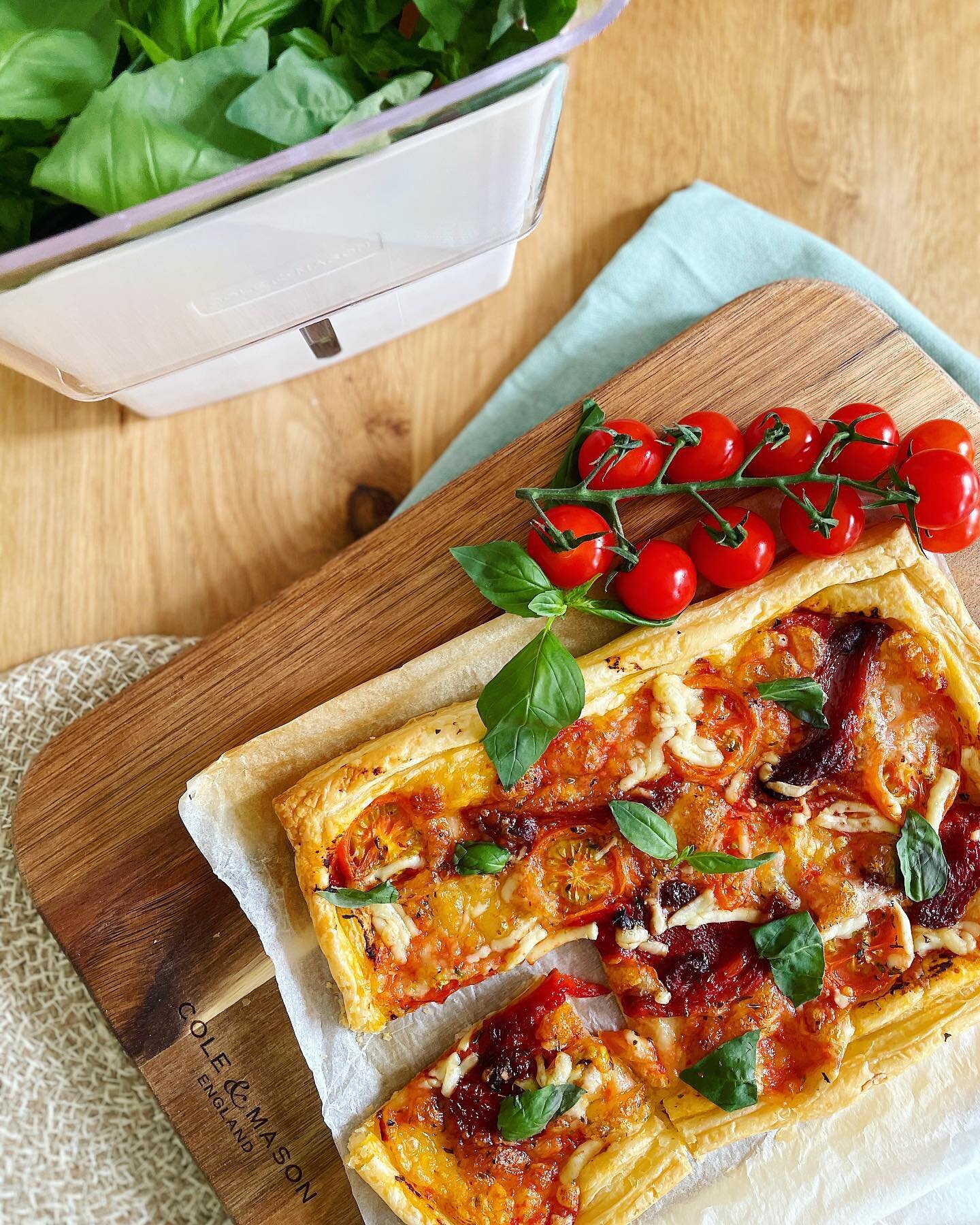 Get the recipe for this easy Red Pepper, Tomato and Basil Tart served up on my gifted @coleandmason Barkway Acacia Serving Board and kept my basil nice and fresh with their Freshly Cut Herb Keeper 🌿 

Grab a pack of ready roll puff pastry and either