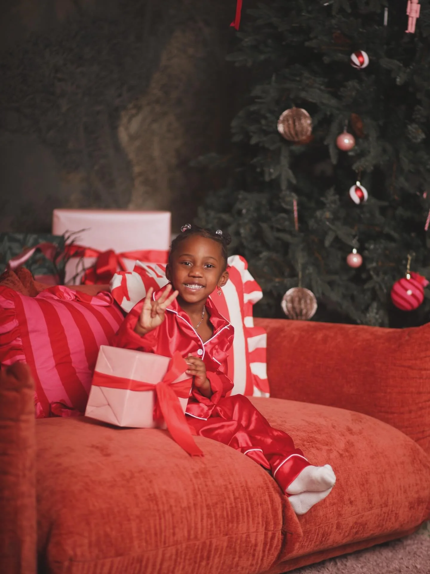 Cozy moments. Big smiles. Christmas magic 🎄✨

Book your Christmas minis now! Featuring my mini me ❤️☺️