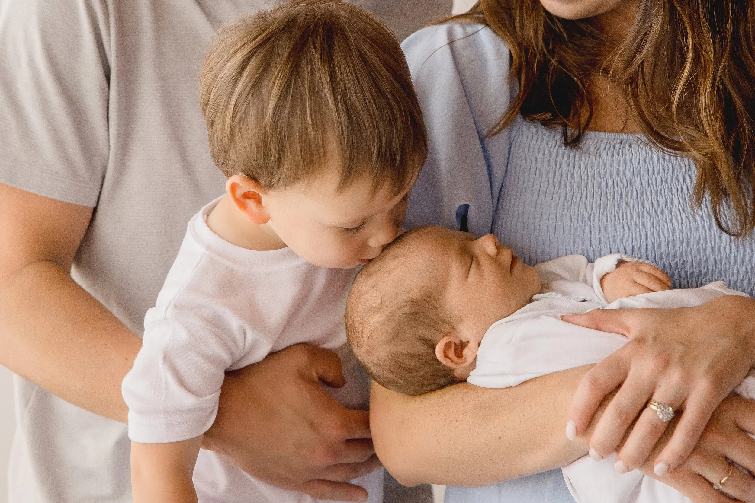 newborn-session-brother-kiss-photo-kansas-city.jpg