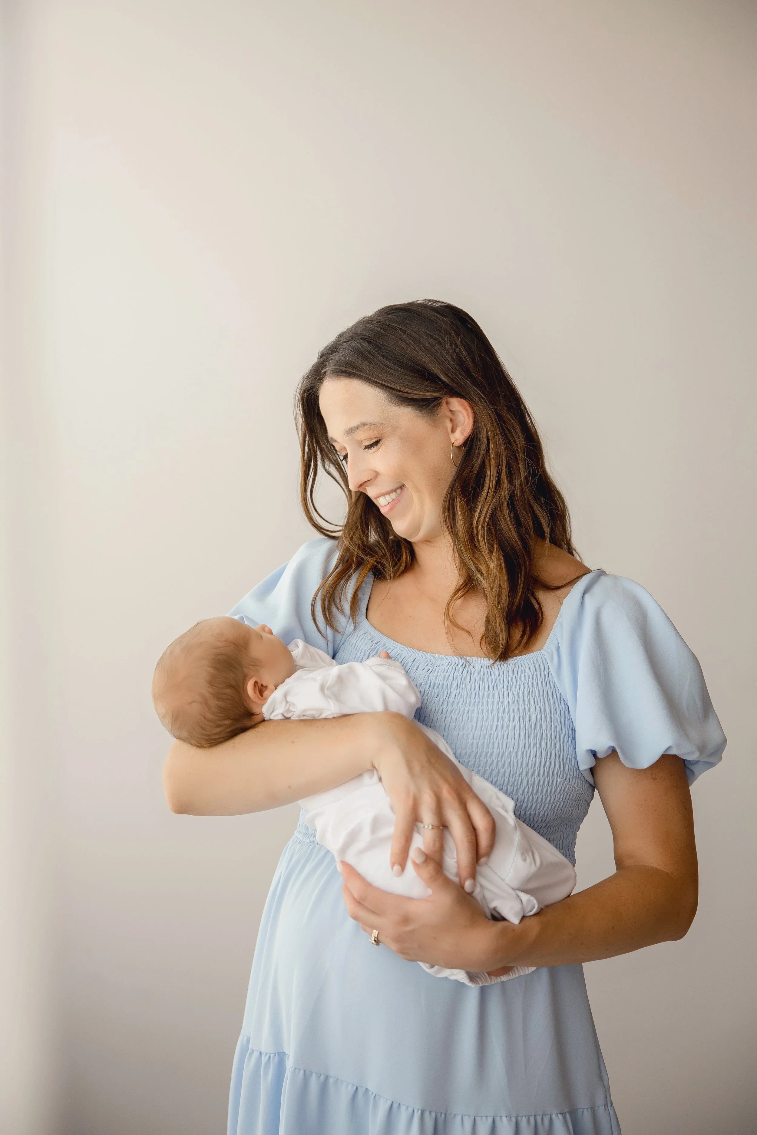 kansas-city-newborn-session-mom-window-light.jpg