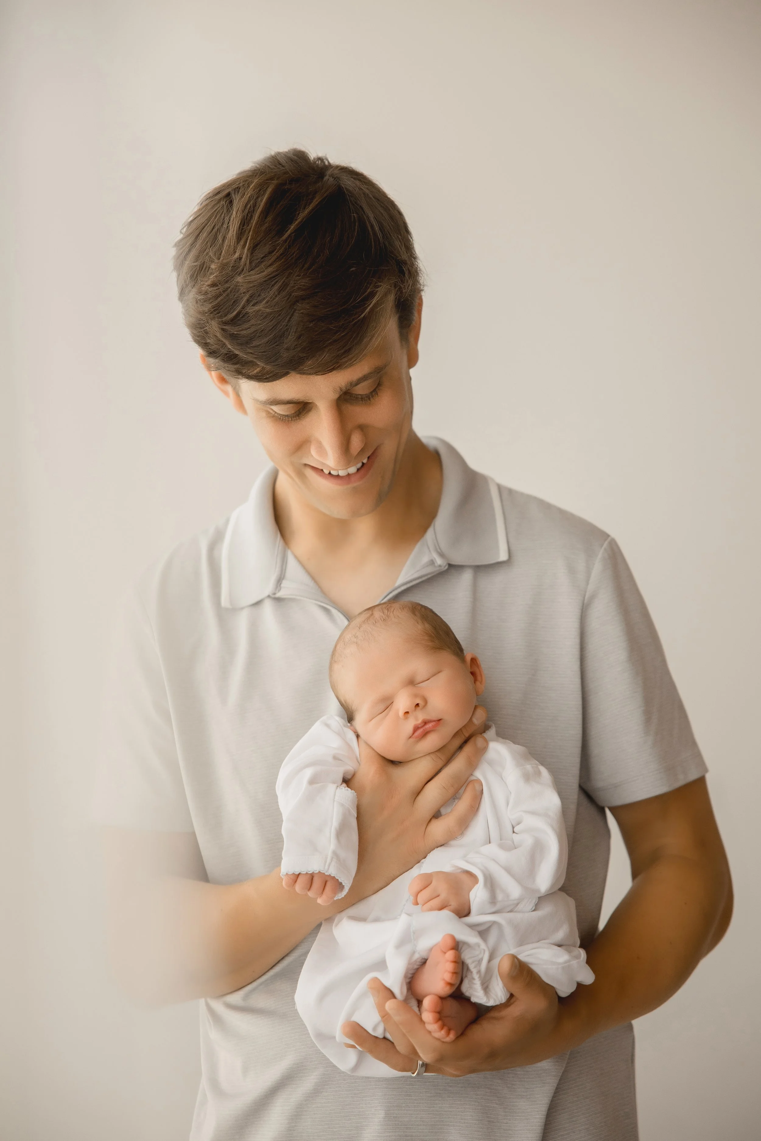 dad-newborn-session-kansas-city-photo.jpg
