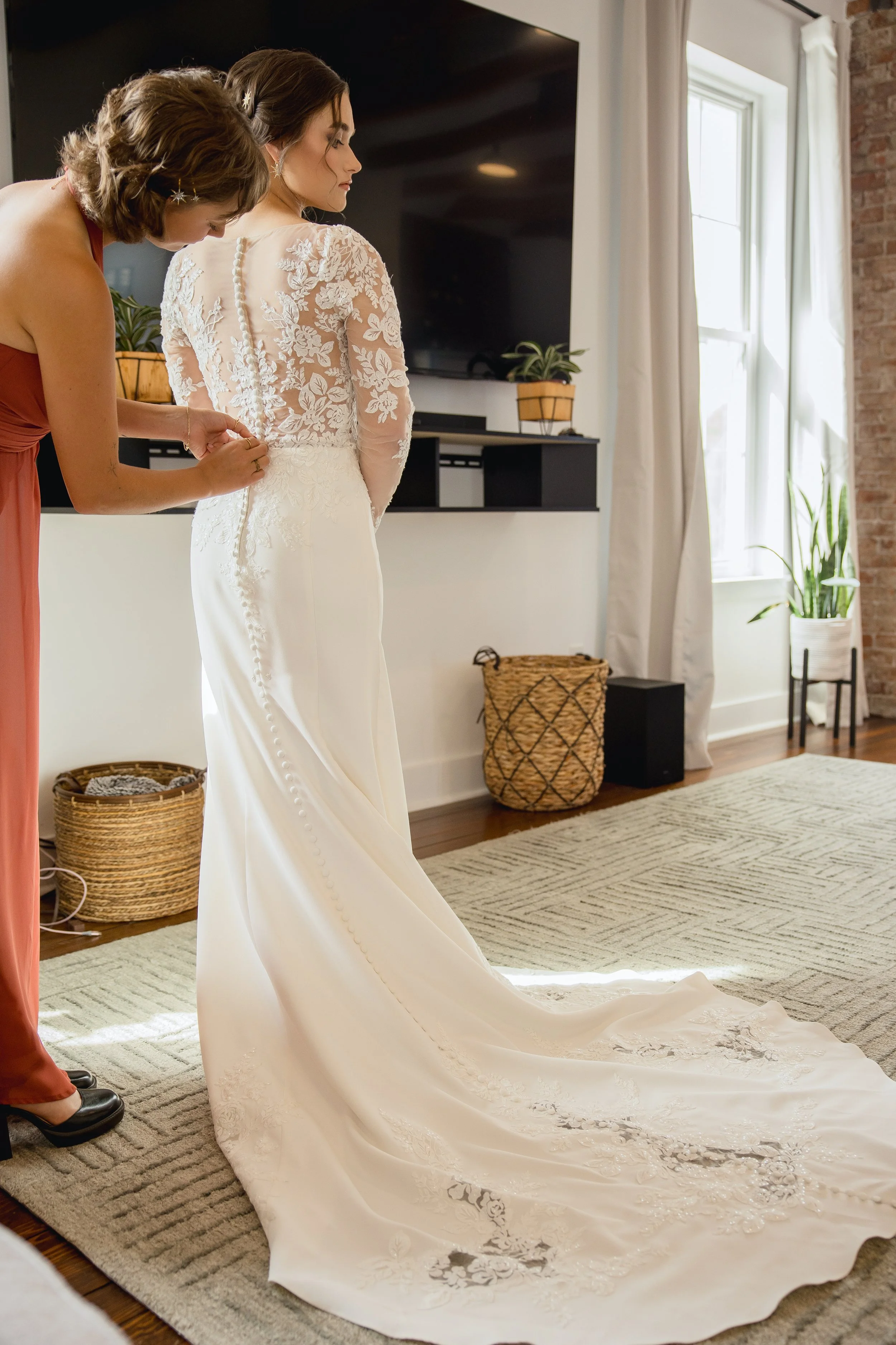 calm-bridal-moment-before-ceremony.jpg