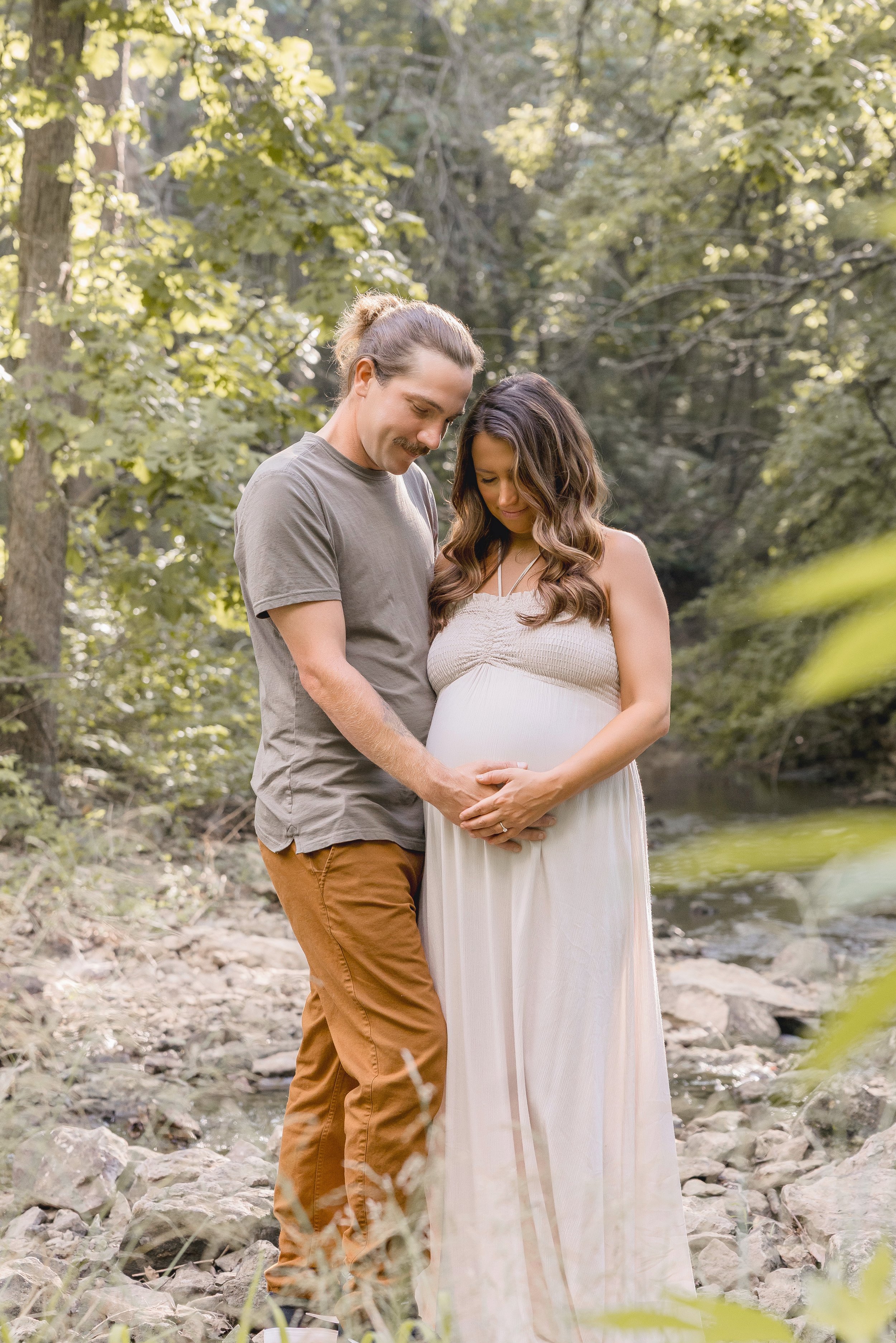 Kansas City maternity portraits, side profile of expecting mother in golden evening light