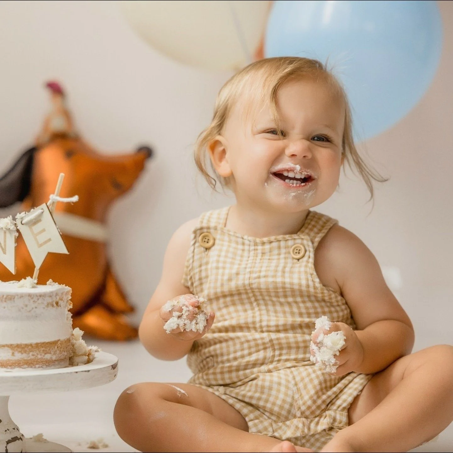 One session, every memory. 🤍
Baker&rsquo;s Ultimate Cake Smash started with family snuggles, moved to balloons and birthday smiles, and ended with cake crumbs and the sweetest bath. The perfect way to celebrate one.

Book your cake smash session &md