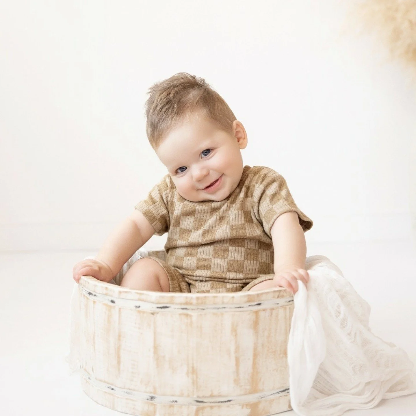 There&rsquo;s something magical about the sitter stage ✨

The way they flash a gummy grin, discover their toes, and sit steady for the very first time. It&rsquo;s such a fleeting season, and one of my favorites to capture. These milestone sessions ar