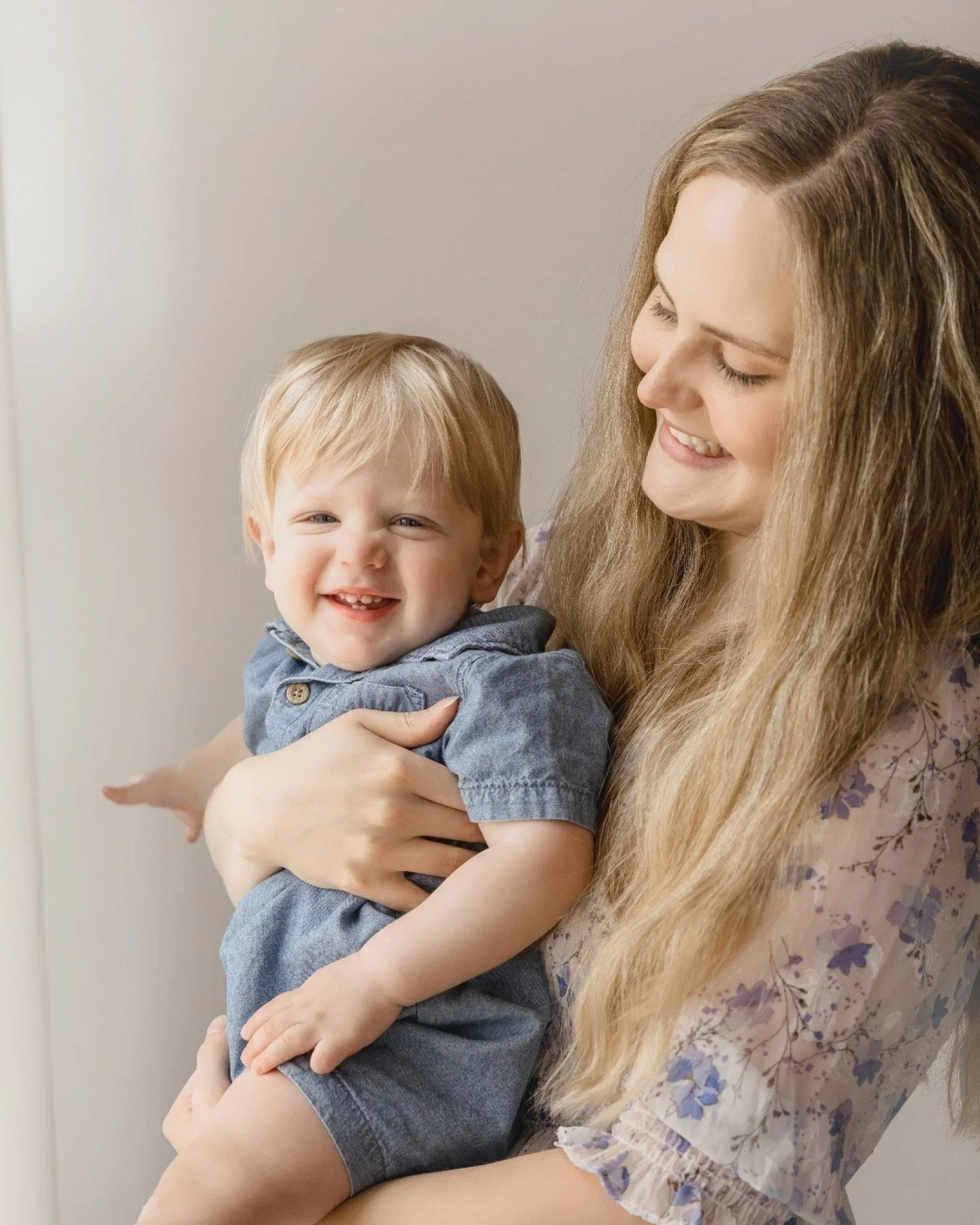 Studio light has a way of slowing everything down.
The little hands that still fit in yours. The way they lean into your arms. The smiles that are only for you. These are the moments worth remembering, over and over again. 🤍

#kcphotographer #kcfami