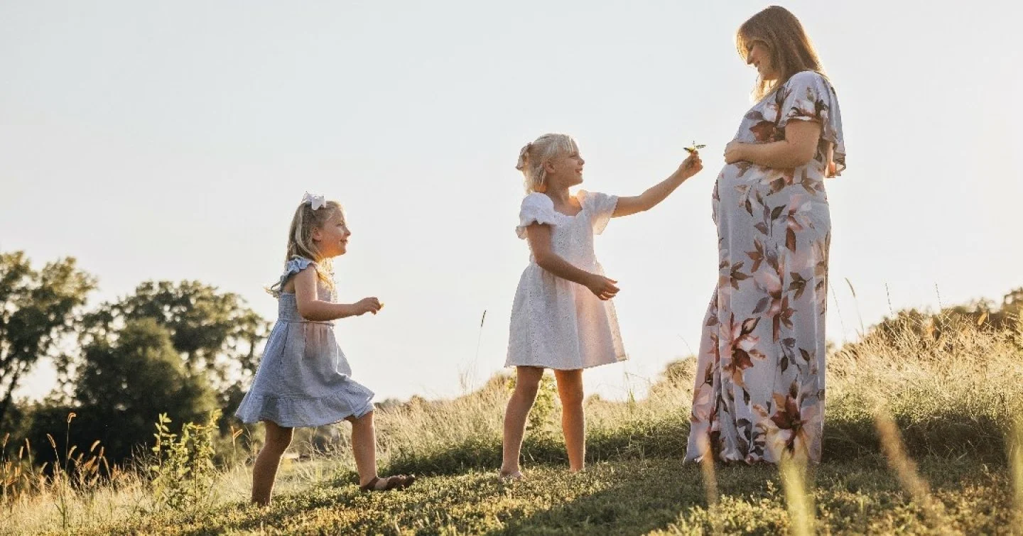 Golden hour, a hillside of wild grass, and the kind of love you can feel in the quietest gestures. ✨ A simple flower becomes a memory. A reminder that motherhood is built from little offerings and everyday moments like this.

#kansascityphotographer 