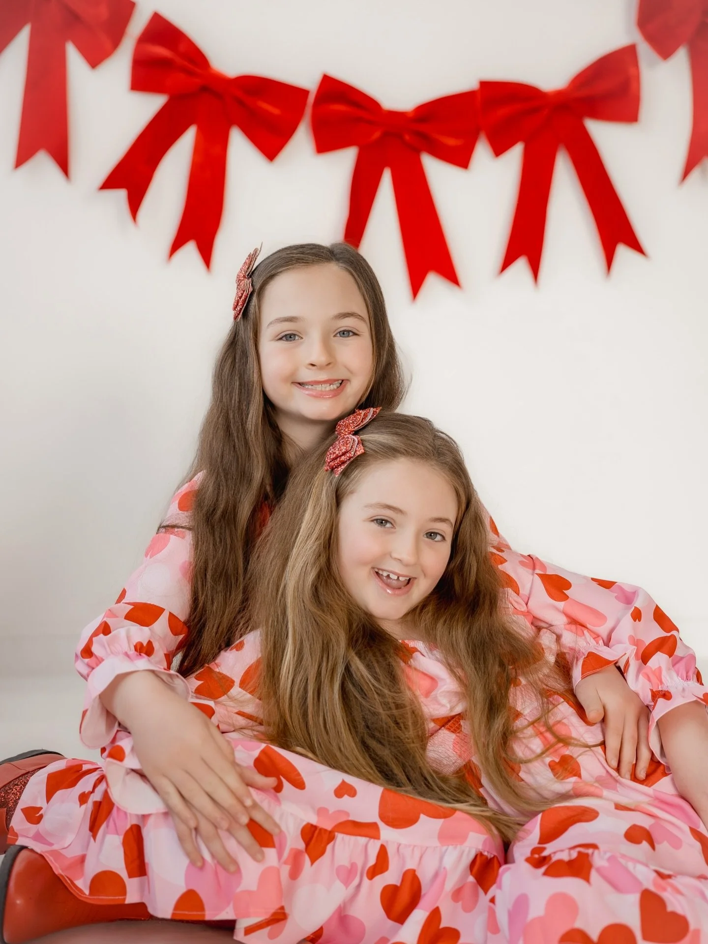 Sister love, big smiles, and the sweetest season of the year.

Watching families grow year after year will always be my favorite part of what I do 🤍

#kcfamilyphotographer
#leessummitphotographer
#kansascityfamilyphotography
#kcmoms
#kansascityphoto