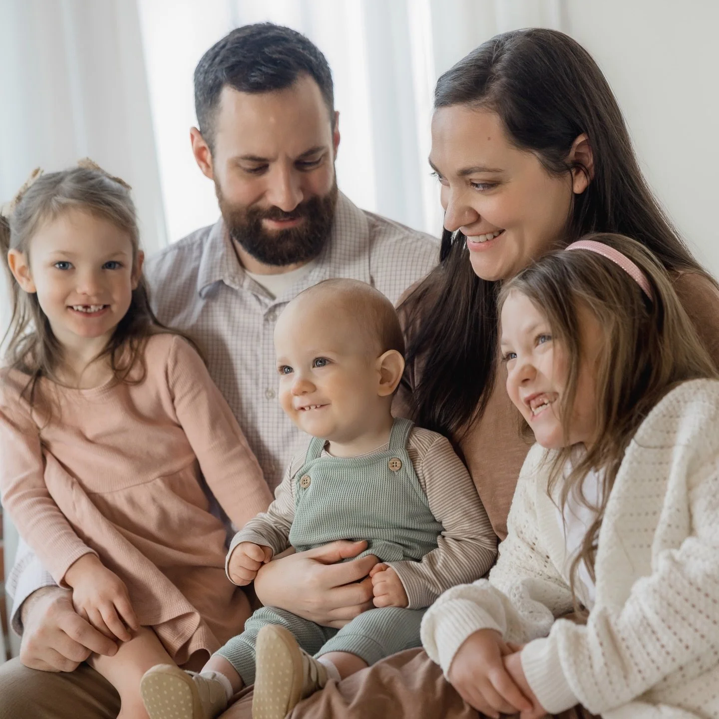 When your littlest turns one 🤍

Watching a family grow and getting to document every season will never get old.

Studio milestone sessions are booking into spring.

#kansascityphotographer
#kcbabyphotographer
#milestonesession
#firstbirthdayphotos
#