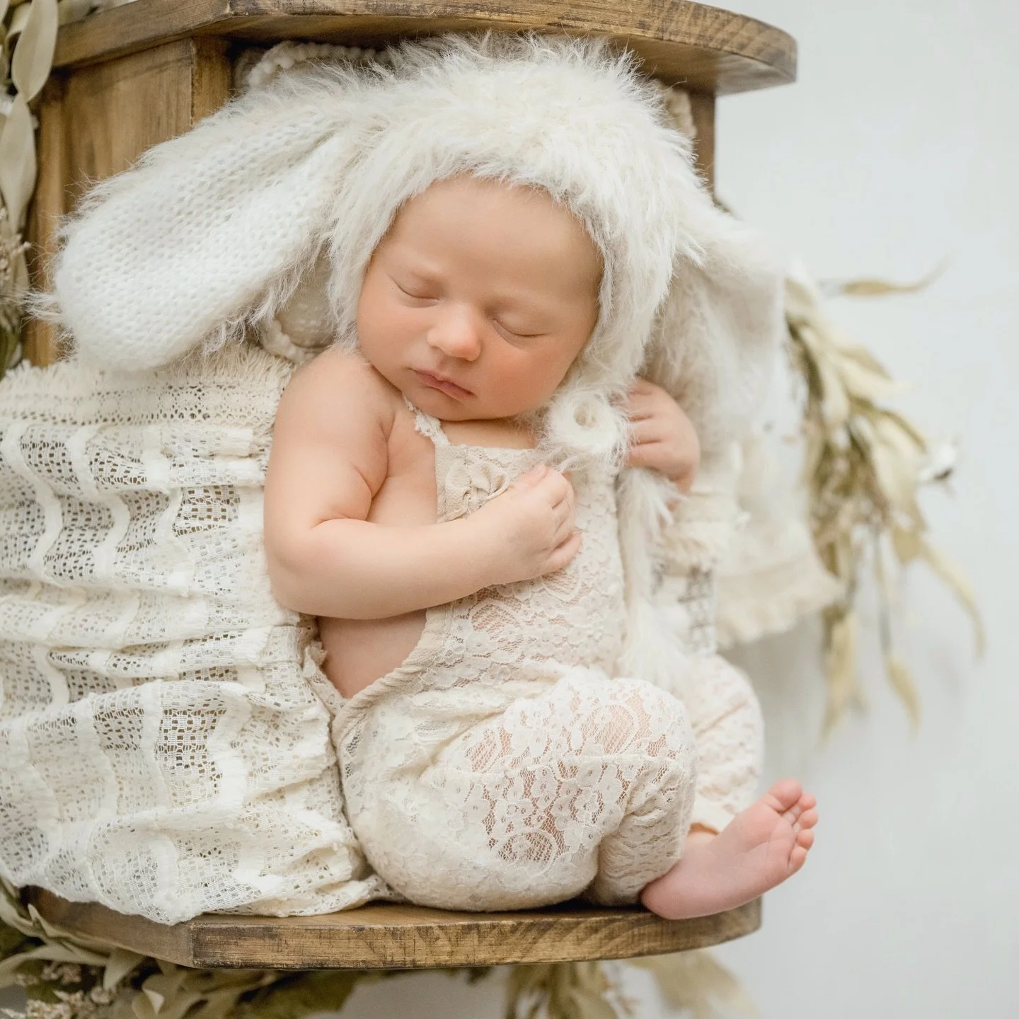 The tiniest details, the softest moments, the beginning of everything. 🤍

Newborn sessions are intentionally slow and calm, designed to preserve this season just as it is.

Now booking due dates into fall with limited availability each month.

#kans