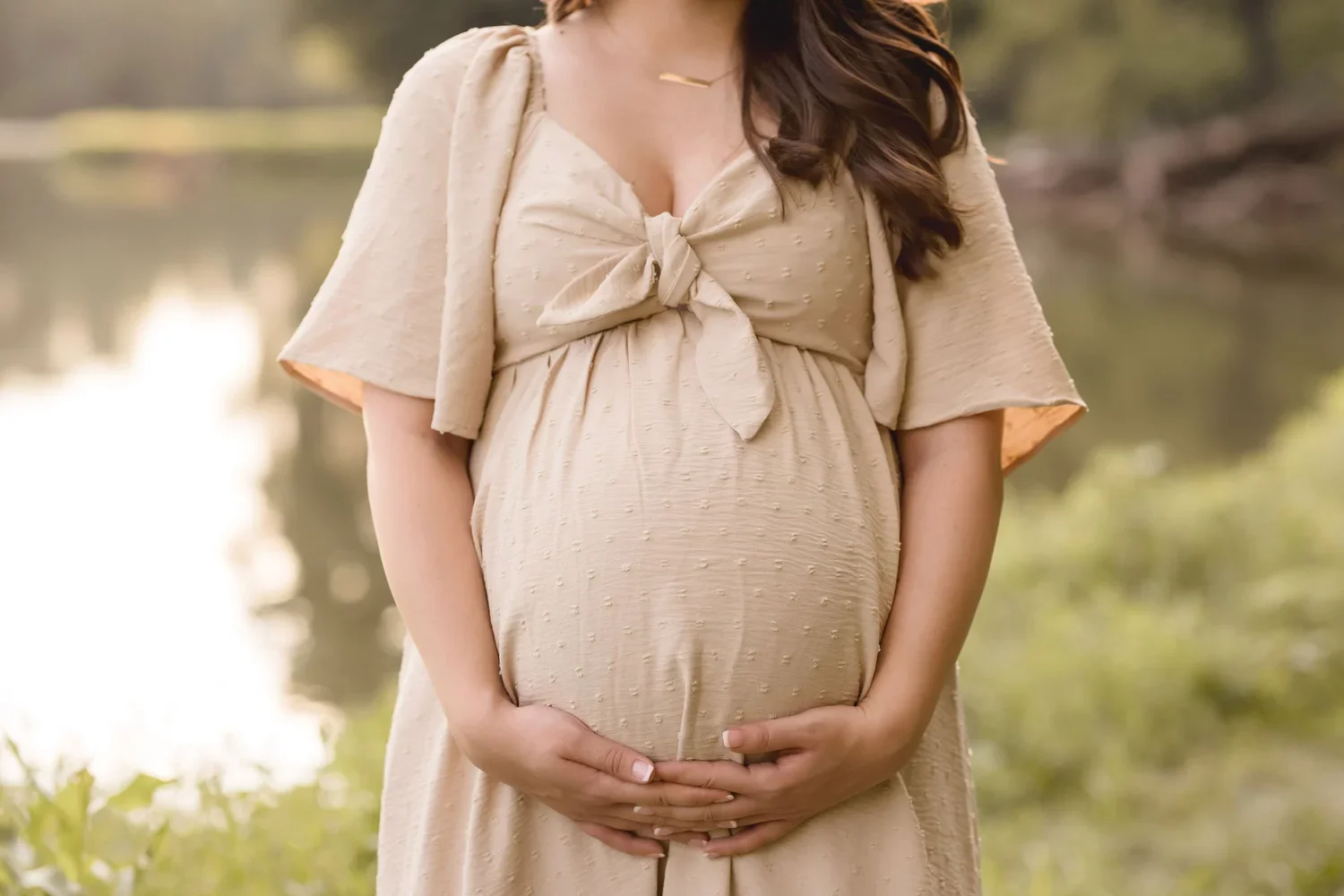 Kansas City maternity photography by Husband + Wife Photography capturing an elegant and natural maternity portrait
