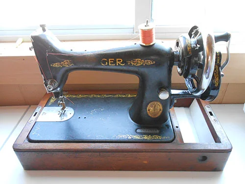 Vintage Singer 99k Sewing Machine from 1922: Cleaning, Restoring, & Adding a Hand Crank