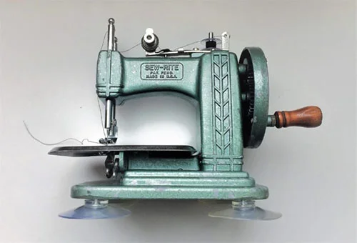 Betsy Ross Vintage Toy Sewing Machine Guide — The Mermaid's Den