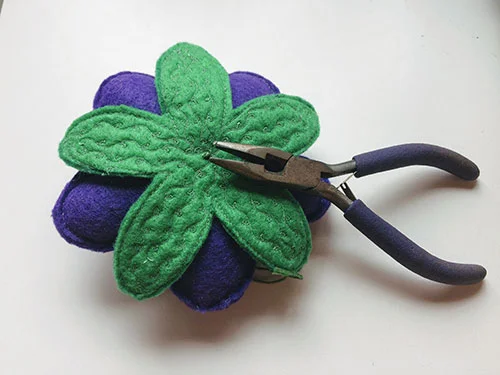 Free Sewing Pattern and Tutorial: Flower Pincushion