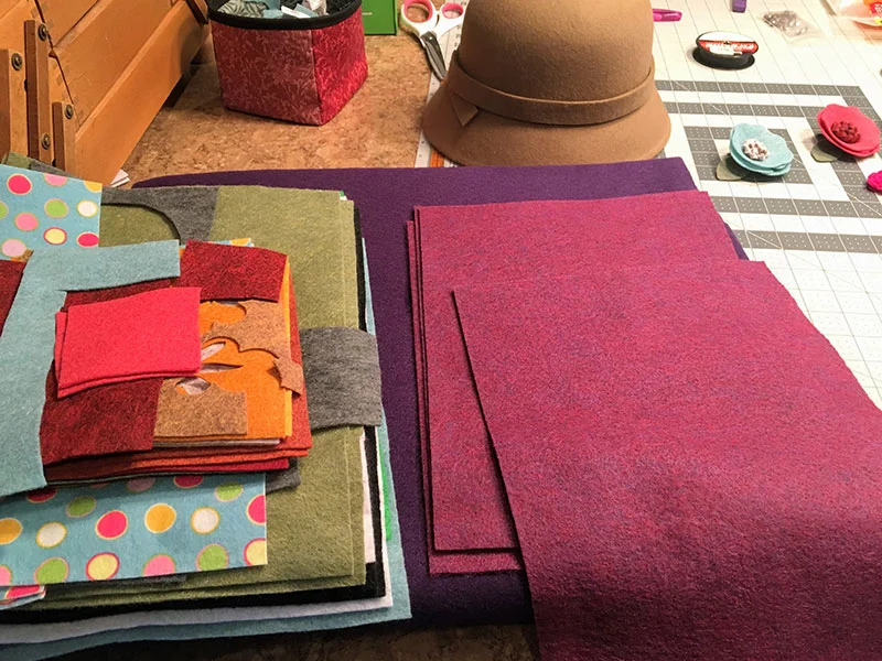DIY Interchangeable Felt Flowers for a Hat