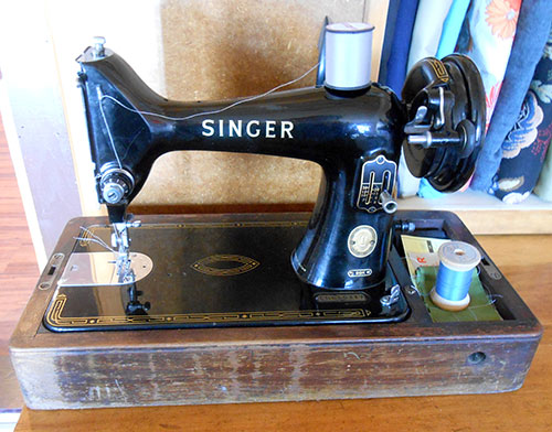 Singer 27 Treadle Sewing Machine - The Quilting Room with Mel