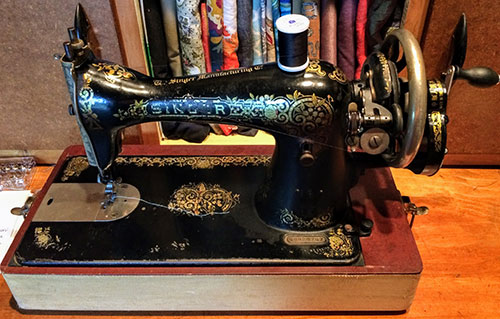 Antique & Vintage Singer Sewing Machines - The Quilting Room with Mel