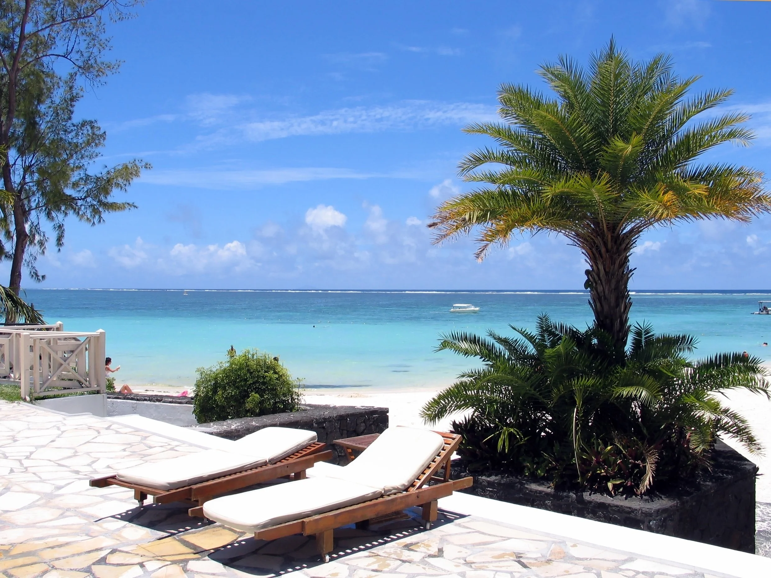 Tiare Technology intlliChaise beach.jpg