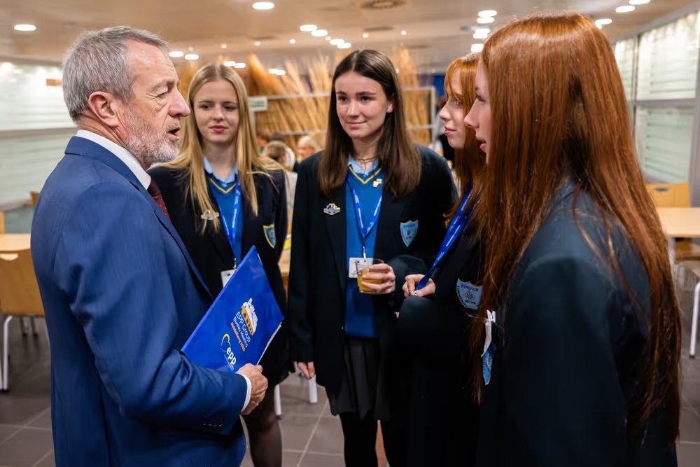 Sean-Kelly-MEP-speaks-with-Lia-D_Arcy_-Emily-Bertoletti_-Aoibhe-Reilly-Coverdale-and-Enid-O_Sullivan.jpg