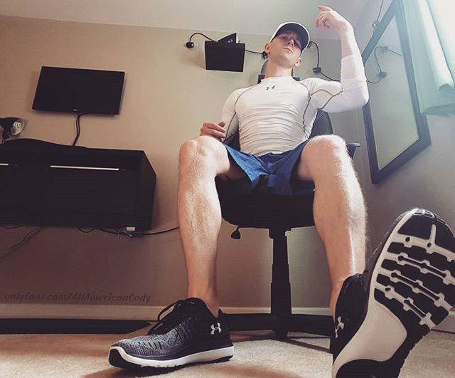 Post-workout 💪 gear still warm 👕👟 onlyfans.com/AllAmericanCody ✳️ #guysinathleticgear #gymshoeswag #compressiongear #compressiontop #brosinhats #underarmourmen #underarmourshoes #guysofonlyfans #athleticbuild #gymlife