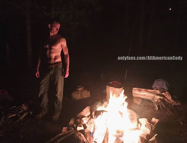 Getting out there during these last few warm days of the season 🌲 onlyfans.com/AllAmericanCody 🔥 
#camping #mountainman #mountainmen #firelight #rippedabs #shreddedabs #cockyboy #cockyboys #leanmuscle #fitmuscle #backpackingaddicts #backpacking #le