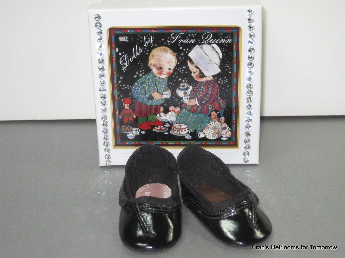 Black patent leather princess slip-ons