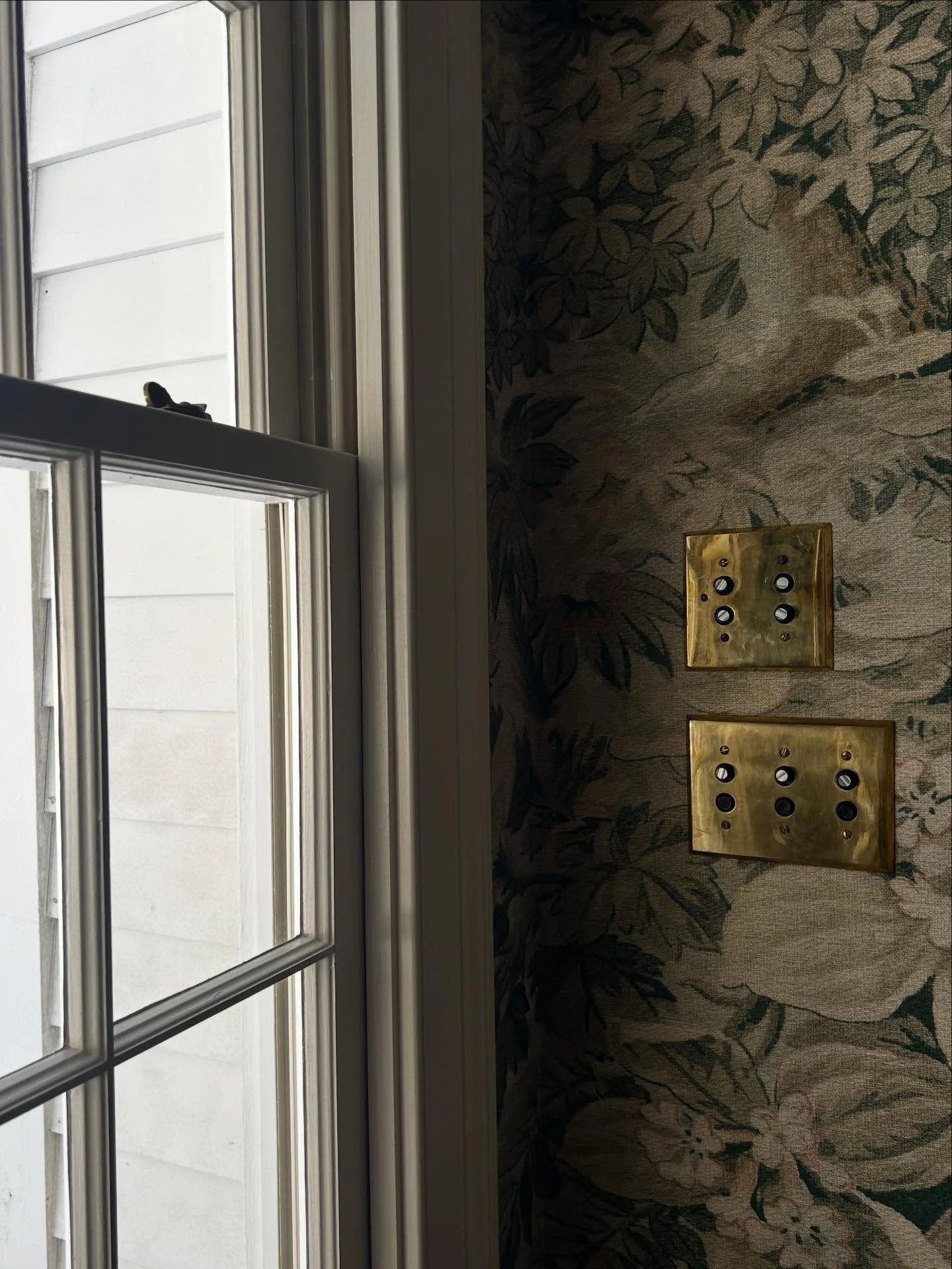 A dedicated post to my love for hardware.

So many amazing hardware moments in this home. My fave in slide 4!! The little keyhole cover on grasscloth ❤️

Rule of thumb is to keep consistency throughout the home with door knobs and switch plates. Then