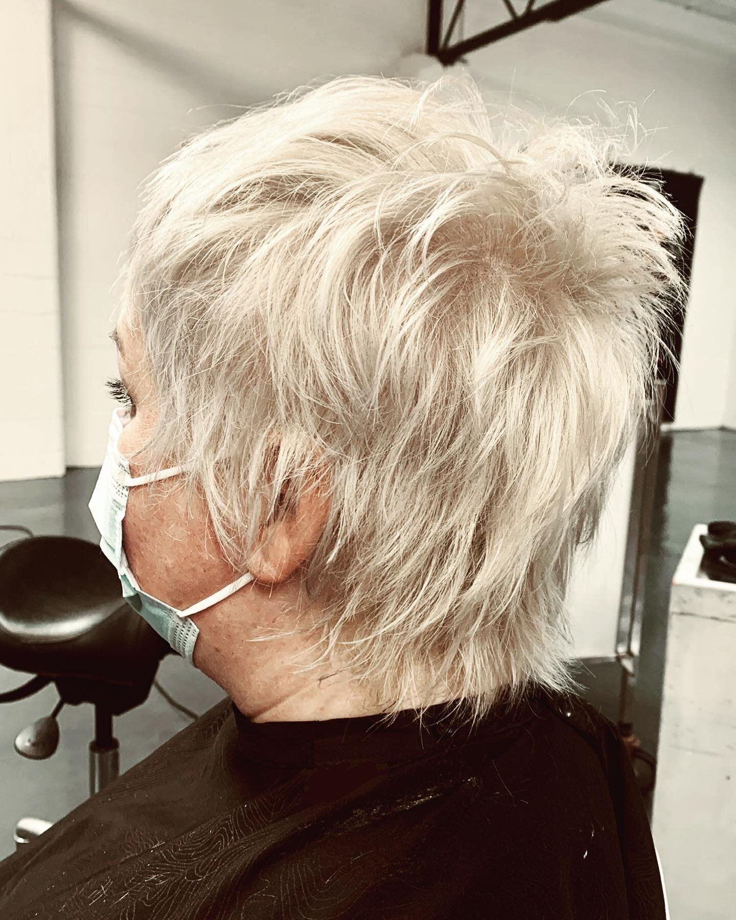 So great being able to spend time with this lovely for a fresh look and thank you #salonproof community you have done it again! In such wavering uncertain times your generosity stays strong and true xx Regrowth sorted, interview ready! We all have ou