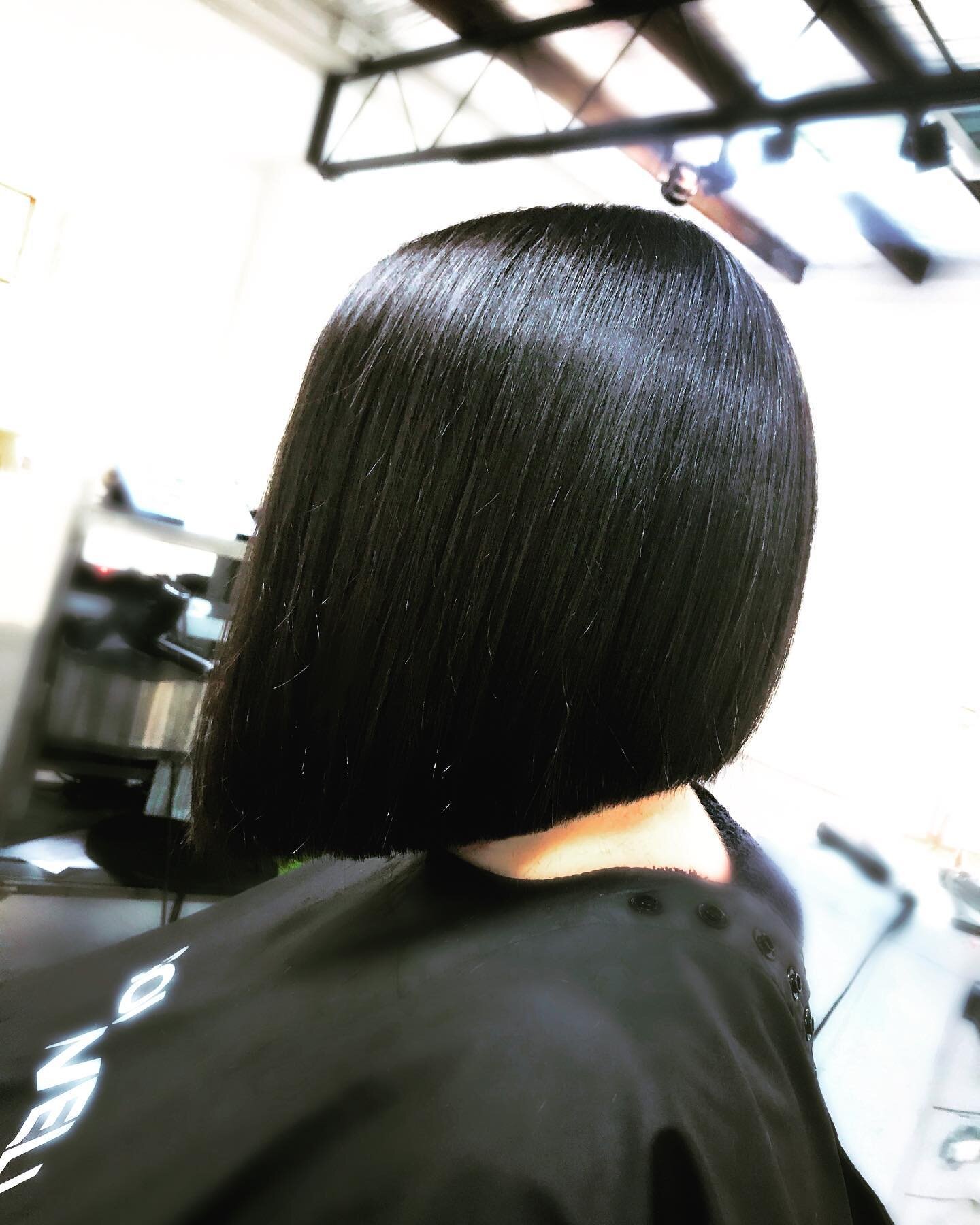 Sleek as! #naturalbrunette blunt crop fits perfectly with a giant scarf for winter ;) #clientlove #salonproof #solstice