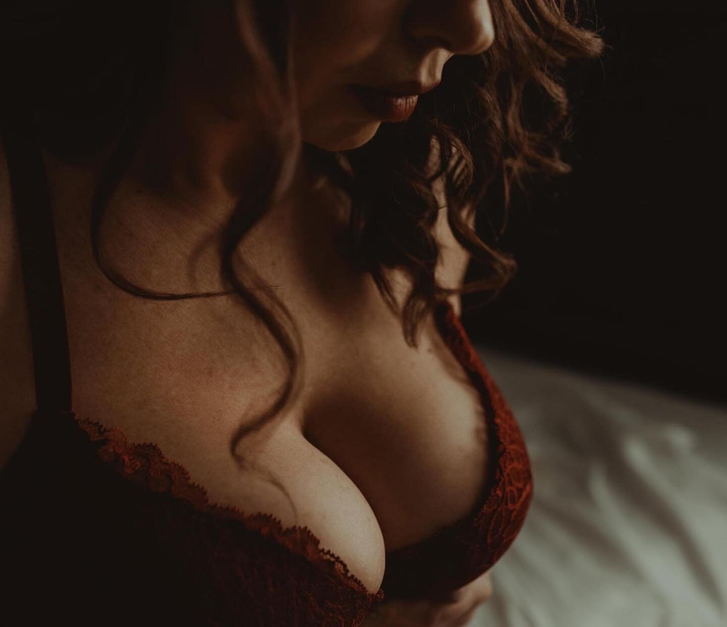 I am in an editing frenzy 🤪 and wishing my Keurig was a regular 12 cup coffee maker because that is how much I am drinking 😂 How is everyone else handling their hump day? 
.
.
#vhboudoir #damn #doitforyourdamnself #alabamaboudoir #detailshot #ifyou