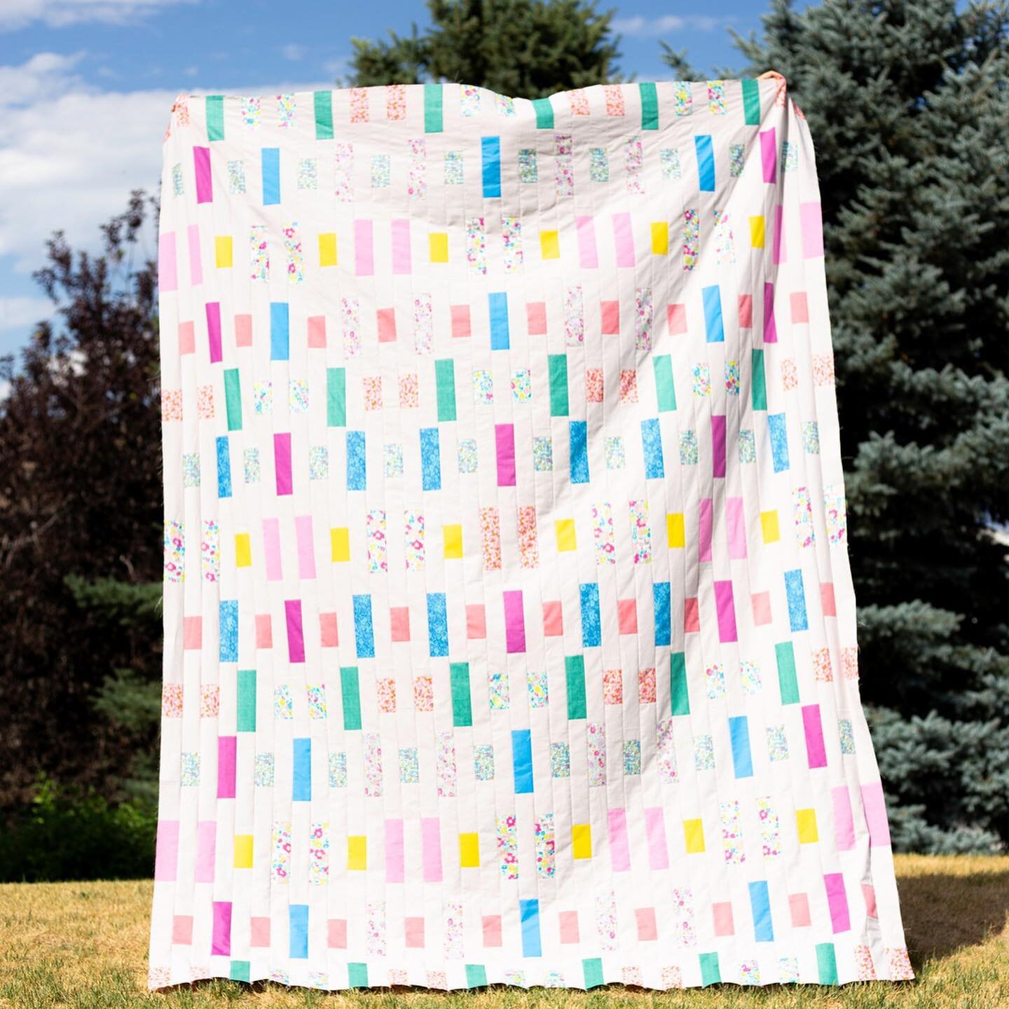 Last up in the tester parade of #WovenLinesQuilt s is the twin size! These three amazing ladies took extra time out of their lives to make these big beautiful quilts and I am so thankful! They all turned out perfectly!
.
1-2: Ashlee of @kinandcotton
