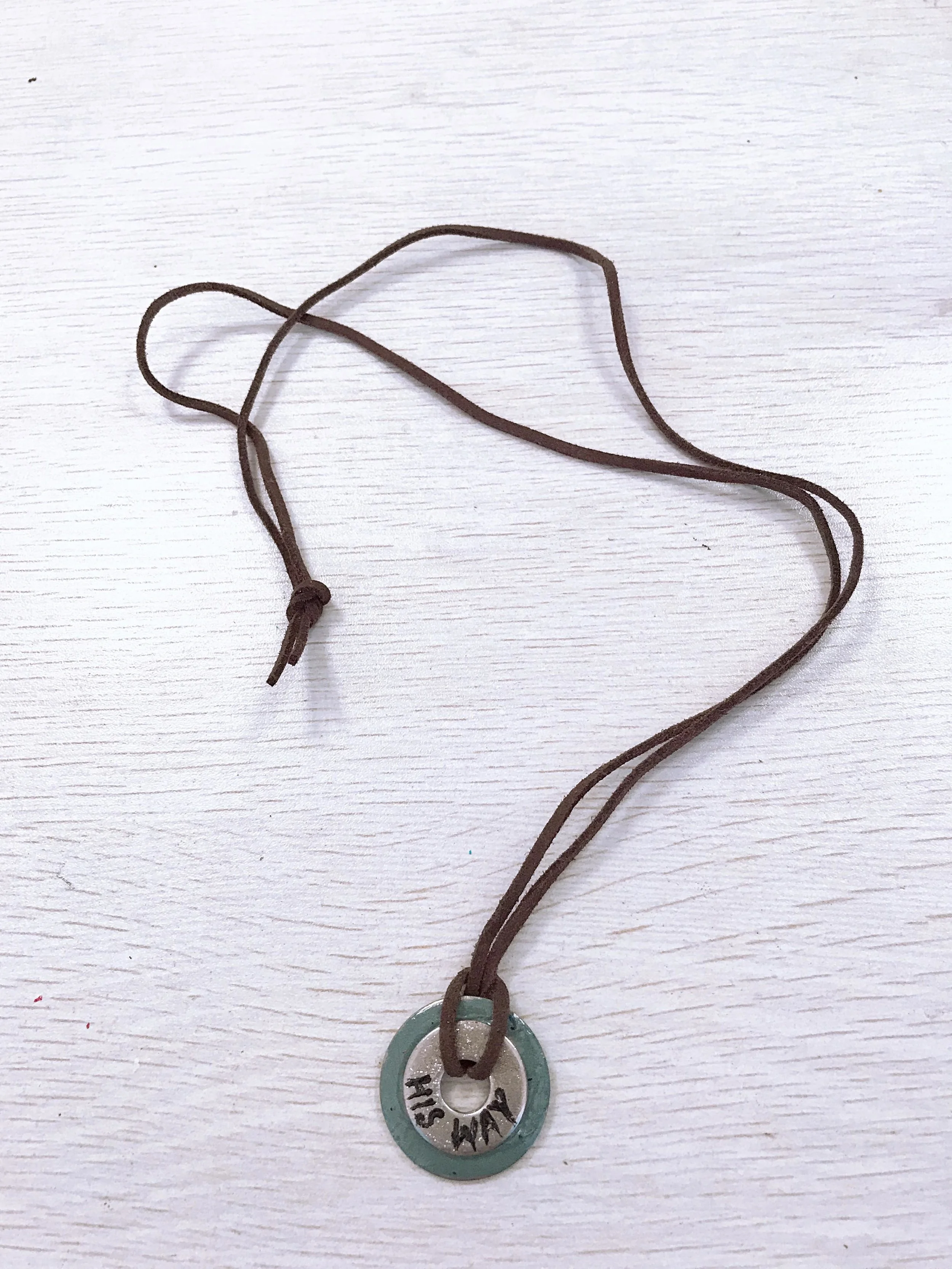 4.全部完成后,将指甲油晾干,然后选一根颜色相配的牛皮绳将垫圈串成一条项链。