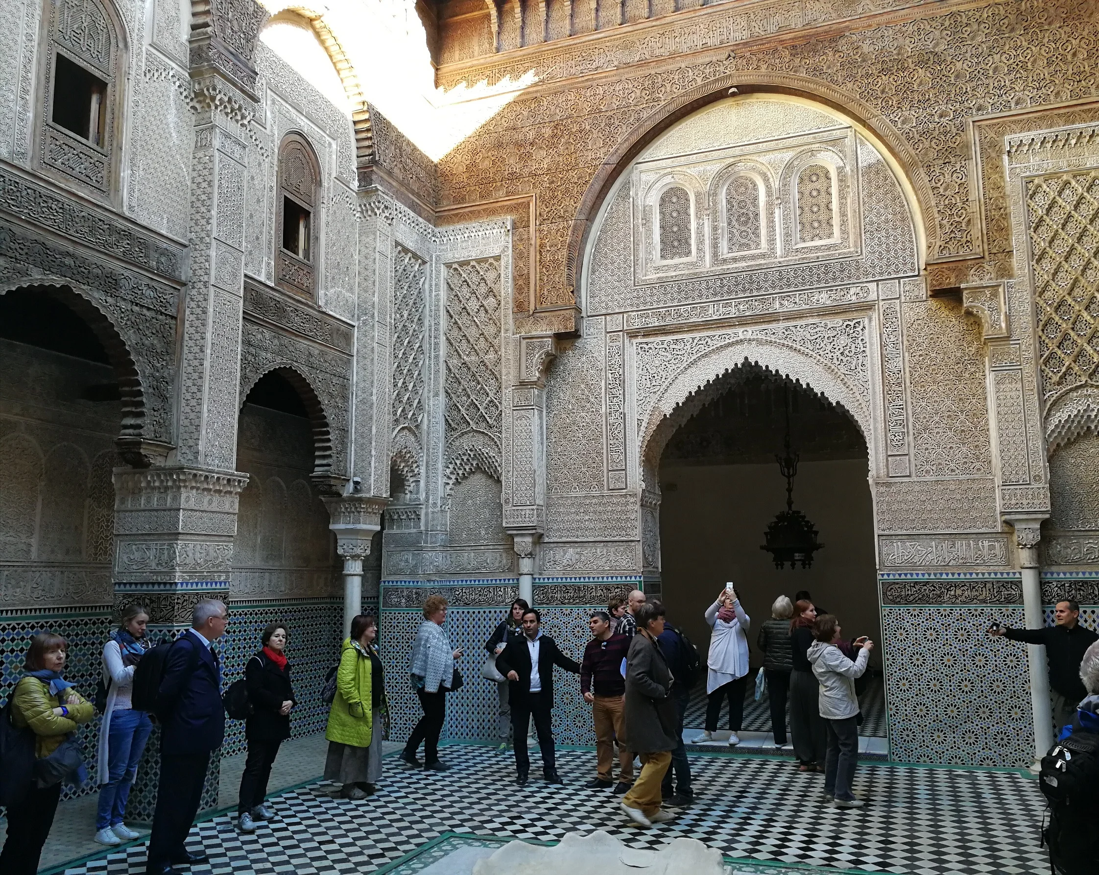 Yksi retkipäivän kohteista oli Al-Attarine Madrasa Fèsin medinassa.