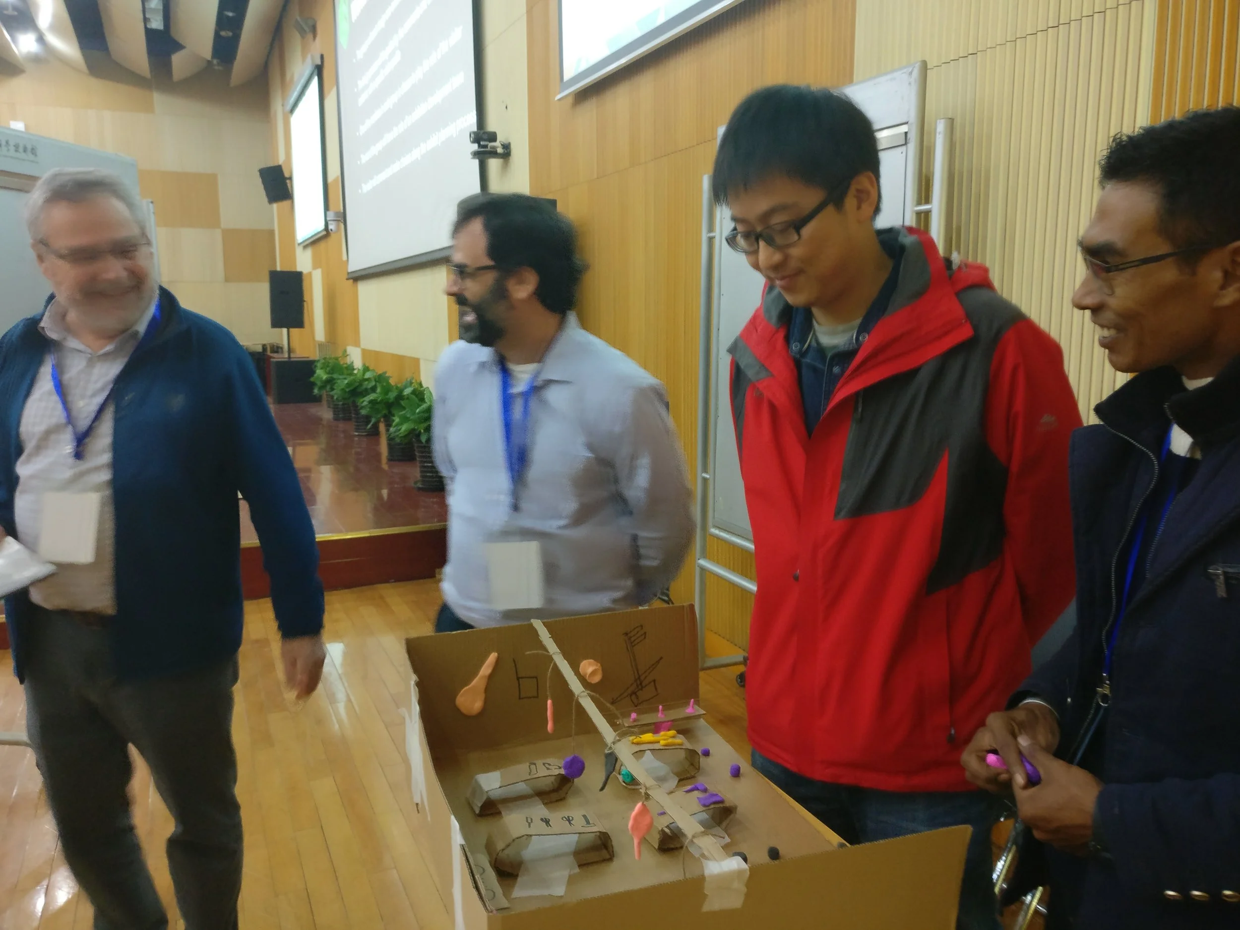 The lecturers spurred the teams by commenting and posing questions about the plans and prototypes.