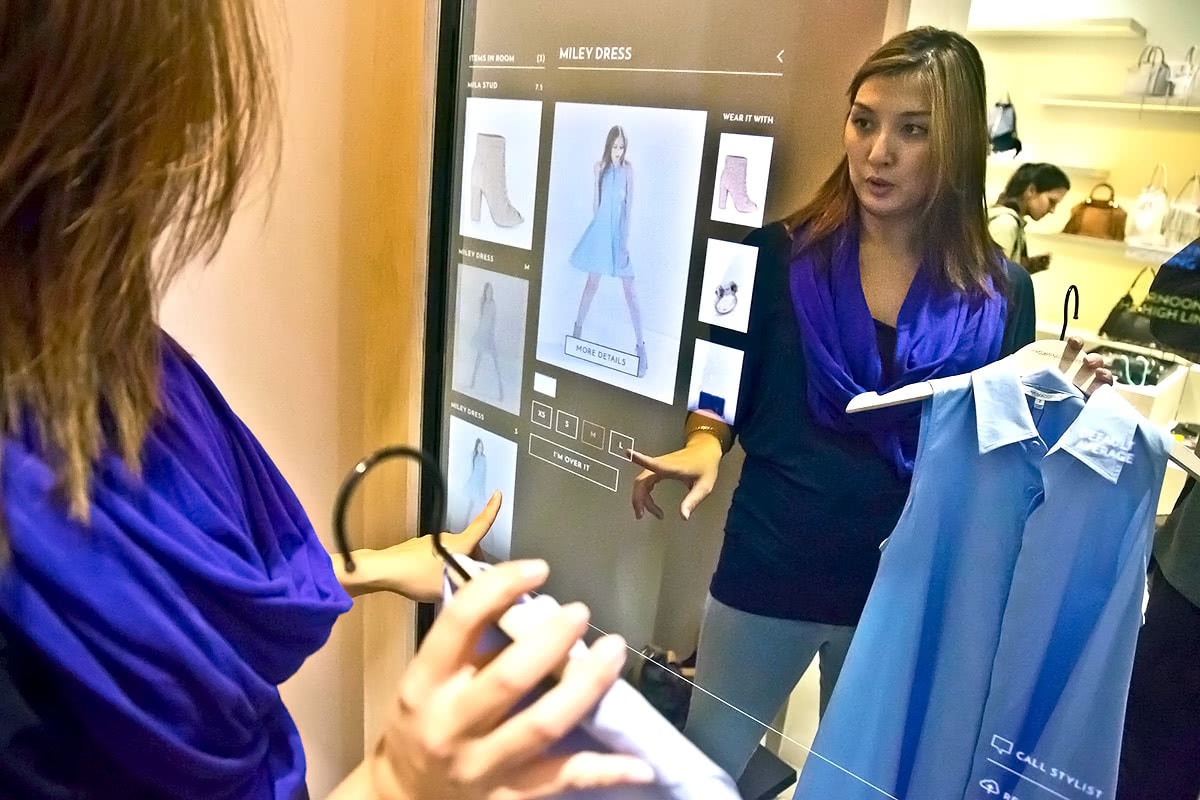 luxe-digital-luxury-retail-technology-trends-interactive-mirror-millennials.jpg