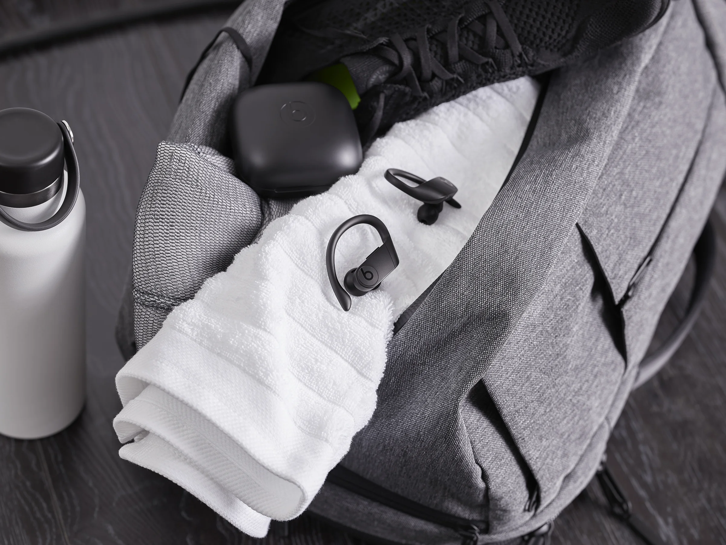 PP_Lifestyle_PBPRO_BLK_Towel_23804_R2a_RGB.jpg