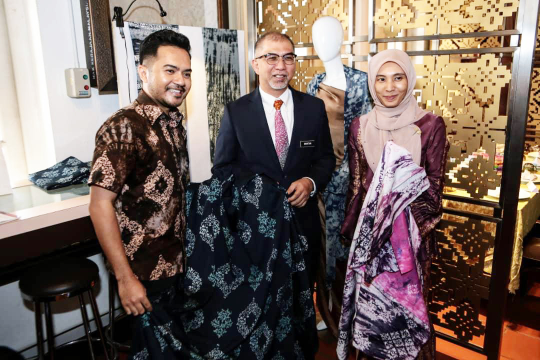 (L-R) Nik Faiz Nik Amin President of Malaysian Craft Council ,YB Tuan Muhammad Bakhtiar Bin Wan Chik, Deputy Minister Tourism, YB Nurul Izzah (Member of parliament Permatang Pauh)