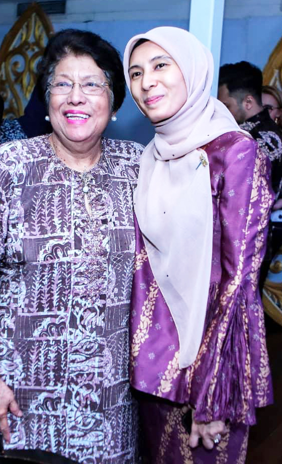 (L-R) YBDato′ Leela Mohd Ali CEO, Yayasan Budi Penyayang Malaysia YB Nurul Izzah (Member of parliament Permatang Pauh)