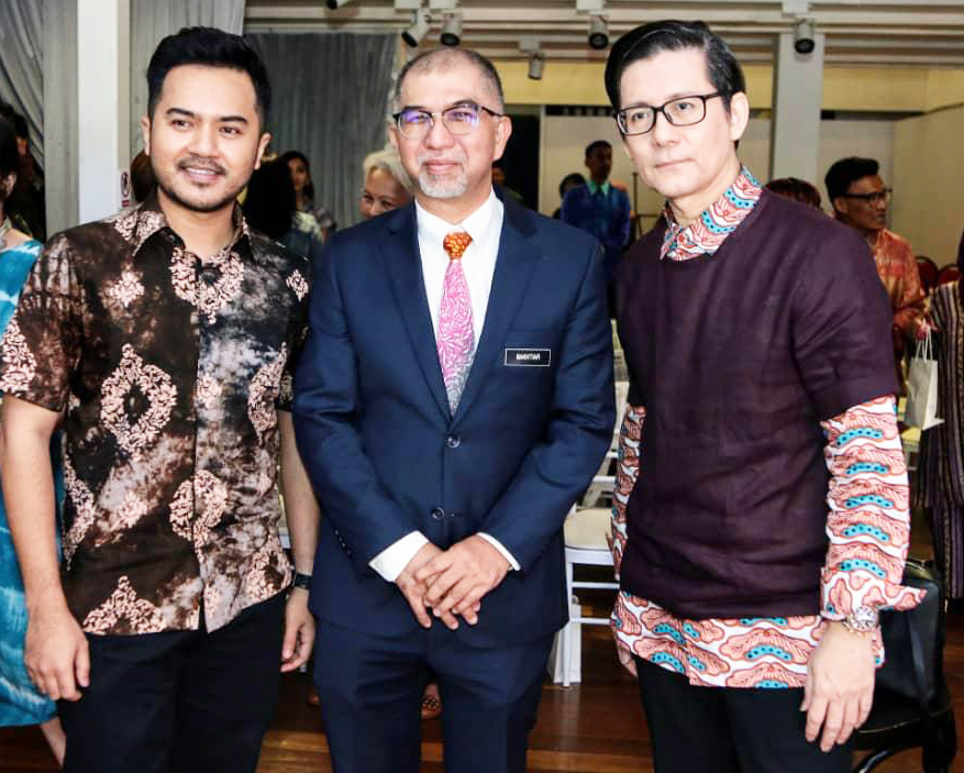(L-R) Nik Faiz Nik Amin President of Malaysian Craft Council , YB Tuan Muhammad Bakhtiar Bin Wan Chik, Deputy Minister Tourism & Mr Andrew Tan, Founder of Kuala Lumpur Fashion Week (KLFW)