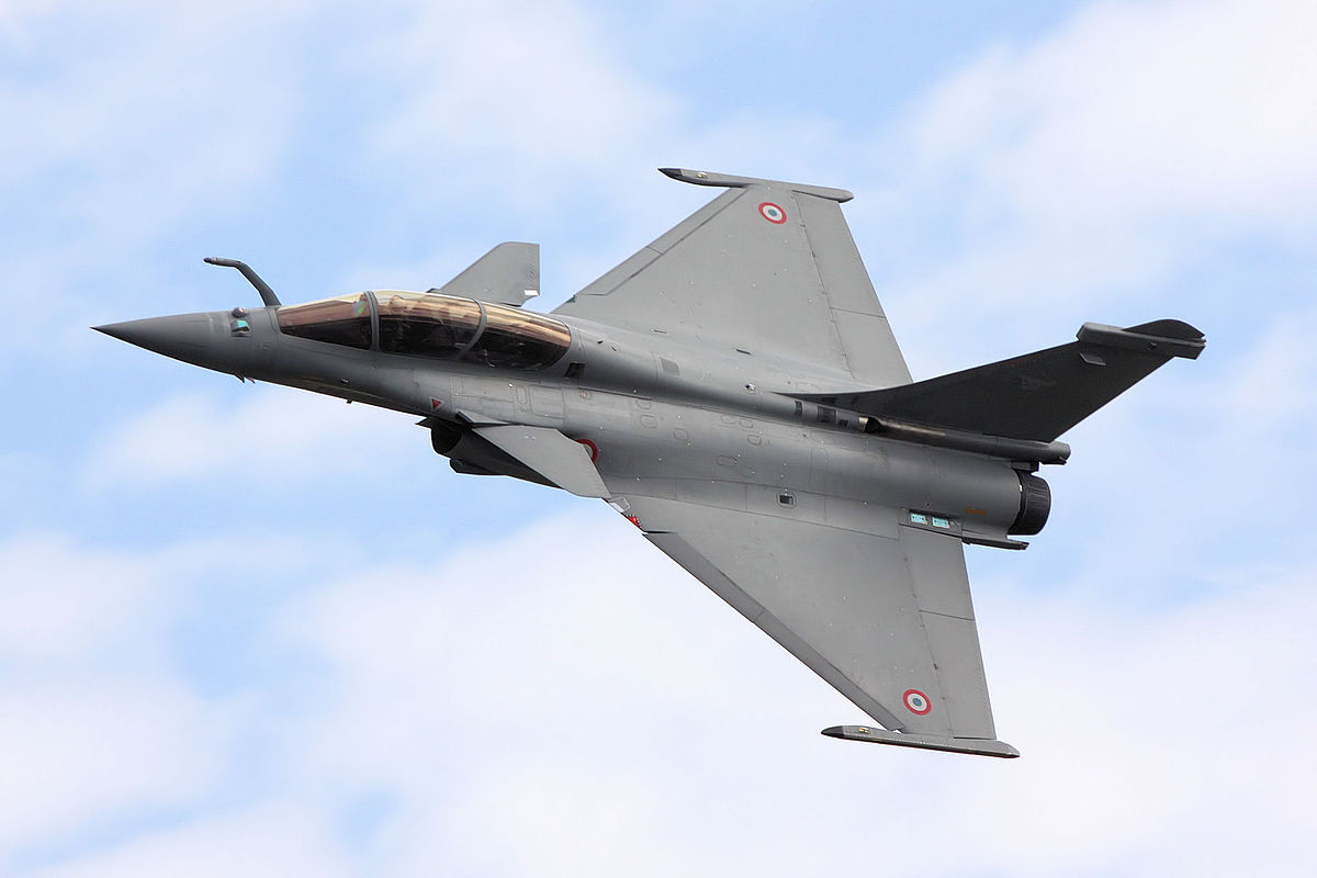 During the exhibition,enthusiasts turn their eyes to the sky to watch flypasts