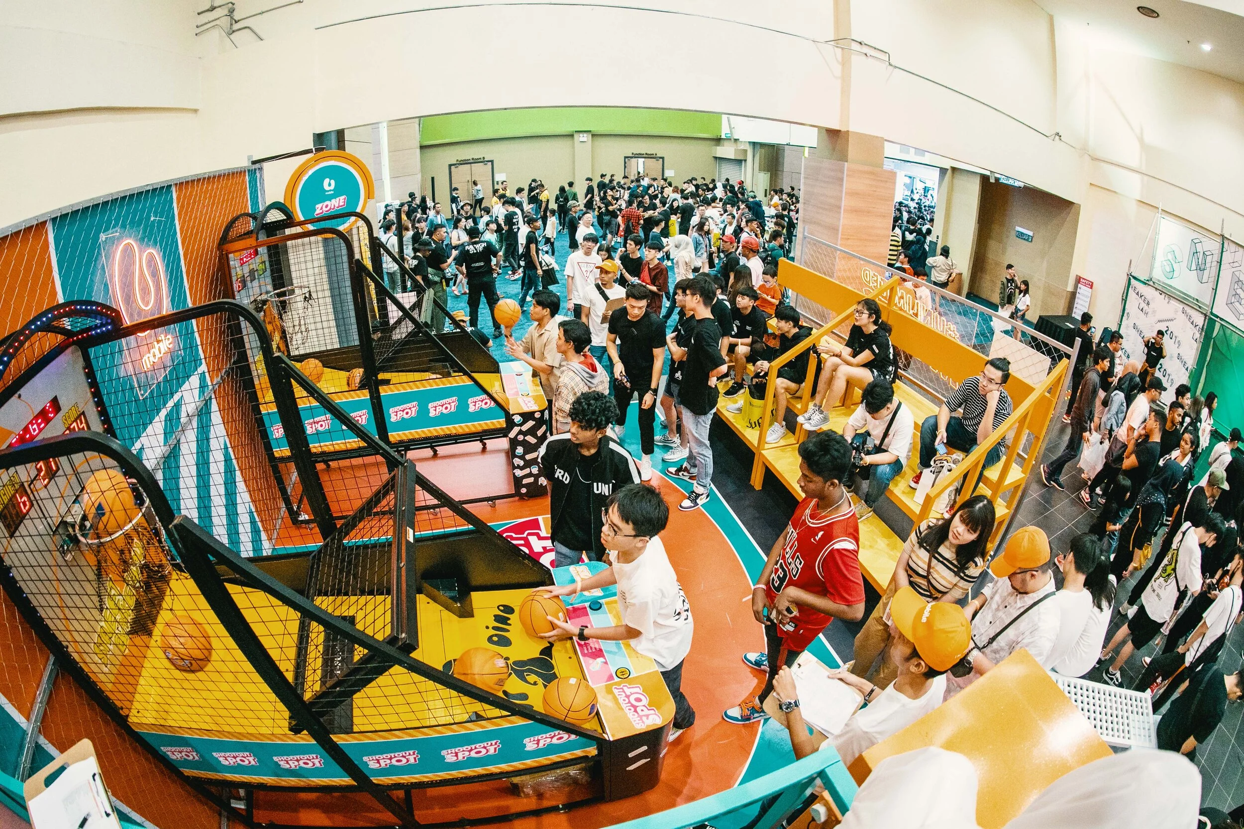 U Mobile x Sneakerlah 1: Adrenaline was at a high at the U Mobile Zone! Attendees competed with each other to beat the high score at the Shootout Spot to win exclusive U Mobile x SneakerLAH 2019 merchandise.