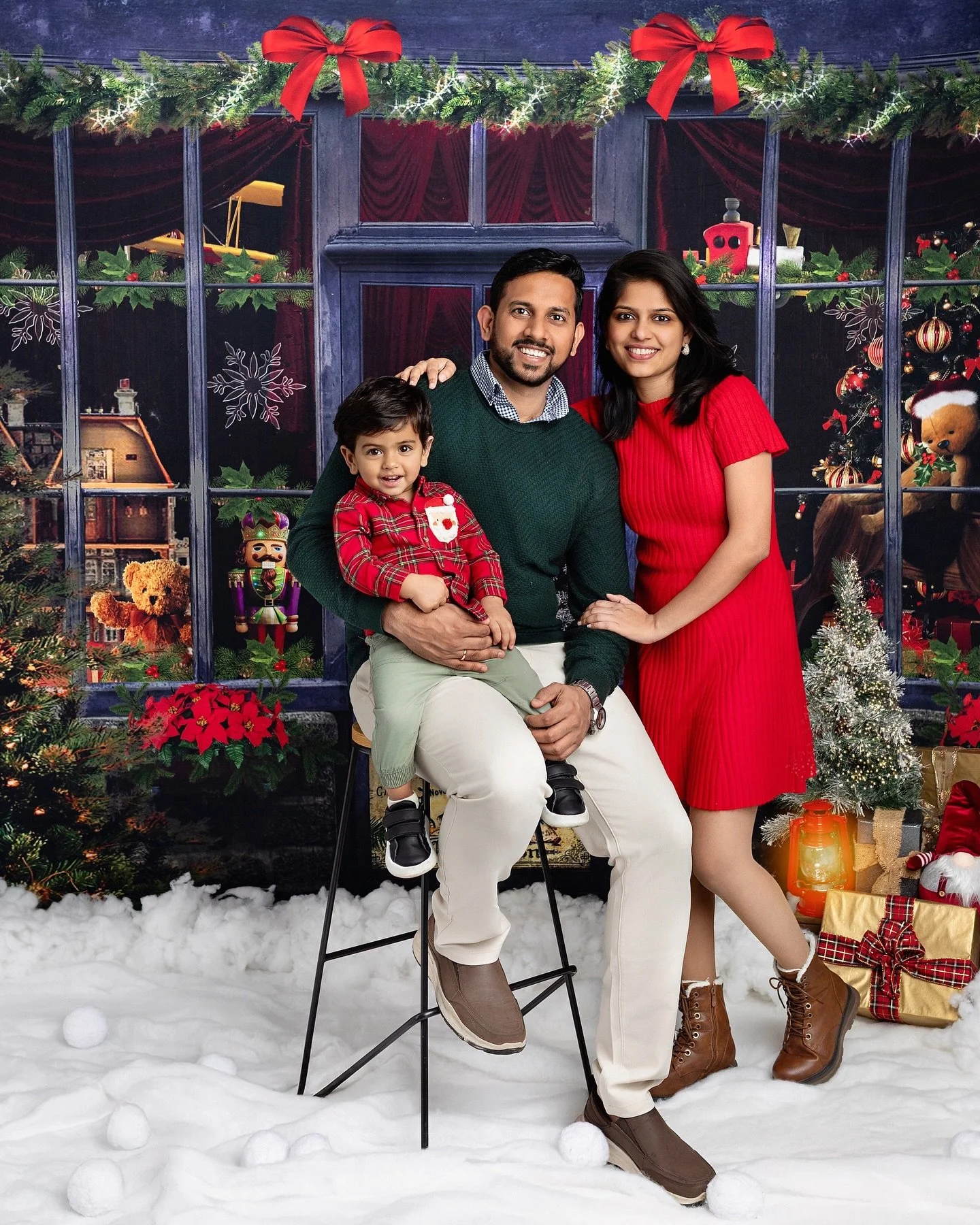 🎄Christmas Minis are now on sale 🎄
Dates: 15th &amp; 16th of November 2025. Very limited slots left. 

Tap the link in my Bio to book your space. 

The Yadav&rsquo;s,  I love this sweet family 🥰

#christmasminisessions #christmassessions2025