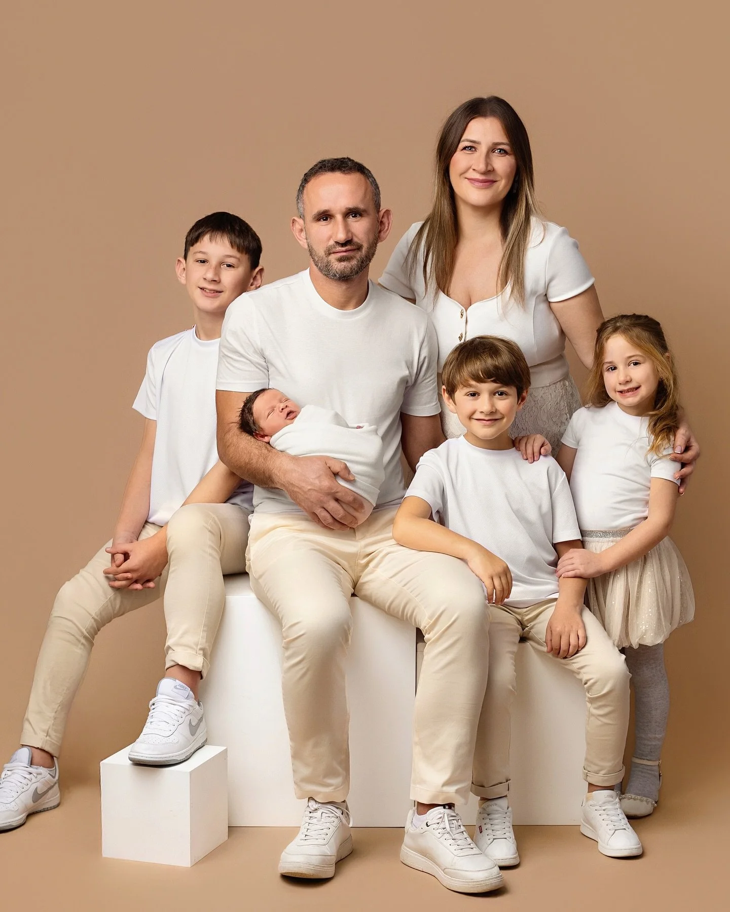 Meet the Ferizolli&rsquo;s. 🥰 
( swipe to the end to see a little bts video) 

Genta has been a faithful follower, always commenting and liking my posts for years. She has been a great encouragement. It has been a blessing to meet her lovely family 