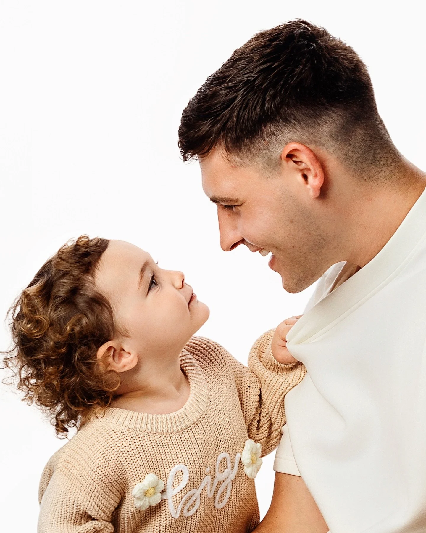 For me it&rsquo;s the way she grabs her daddy to catch a kiss, simply precious! 🫶🏻

I&rsquo;m crazy busy at the moment, but my heart is so grateful to be able to meet so many wonderful families. Photography can be a very lonely job (endless hours s