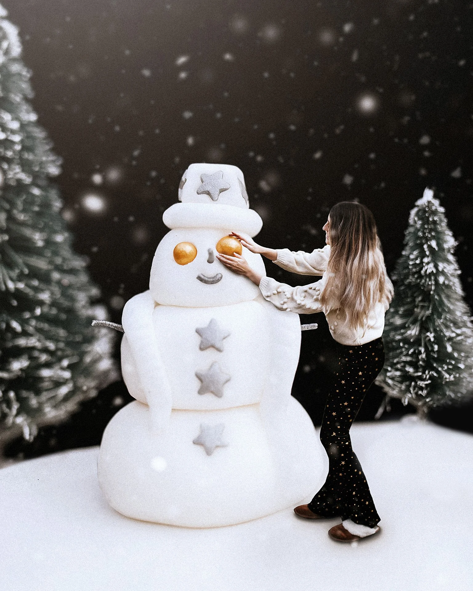 It was my job to decorate the Christmas cake again this year so I made a snow scene complete with a sassy snowman! Dressed with a star top hat, golden eyes and a feather (icing) boa! ⛄️