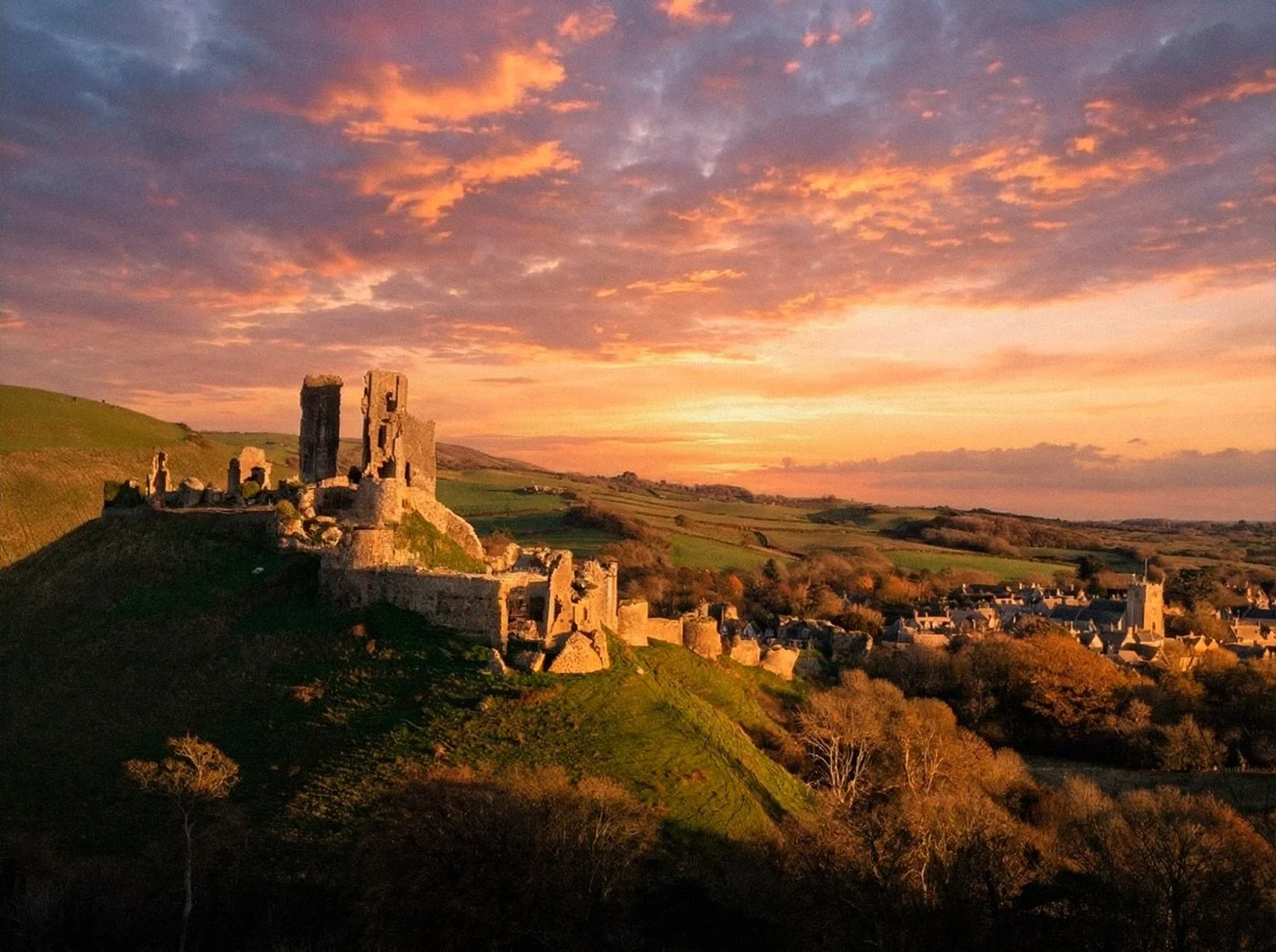 First time photographing Corfe Castle yesterday and couldn&rsquo;t have wished for a better evening 😍