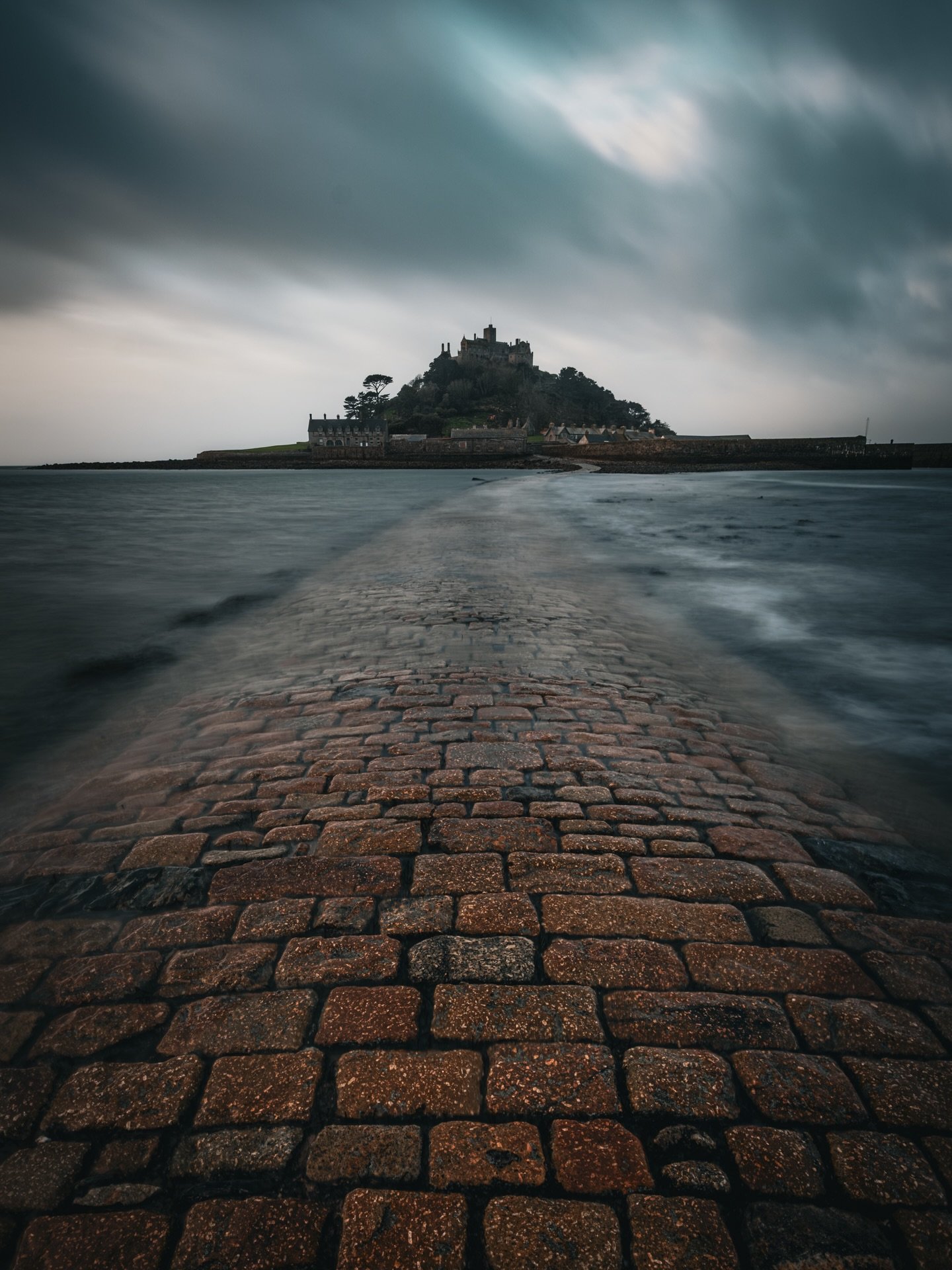 We very nearly decided not to go back to St Michael&rsquo;s Mount as the conditions weren&rsquo;t looking promising &hellip; glad we did though 😃📷

Fuji X-T5
Fuji 10-24 f/1.4 XF
10 sec
f/11
ISO 250
9 Stop ND (NiSi JetMag Pro)

#cornwall #stmichaels