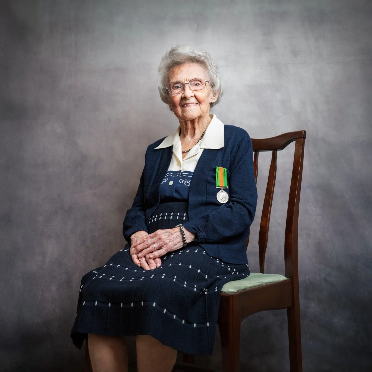 How is it 1 year since I had the pleasure of meeting and photographing WW2 Veteran Iris Jefferies?!?!? 

Wonderful lady. Great fun to chat with. According to Iris &hellip; good chocolate is the secret to a long life 😃

#3945portraits