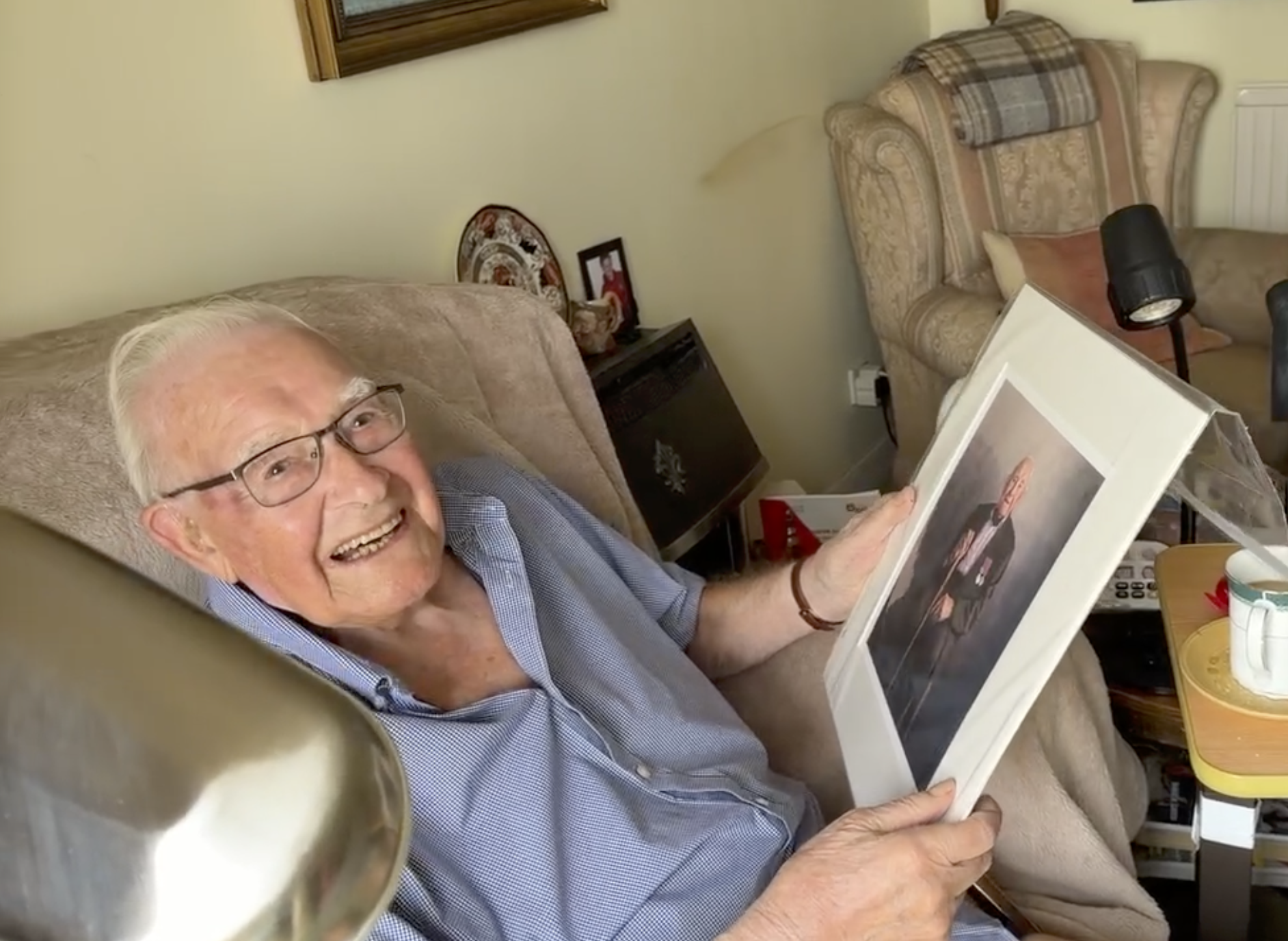 World War 2 Veteran Philip Truelove receives his Portrait